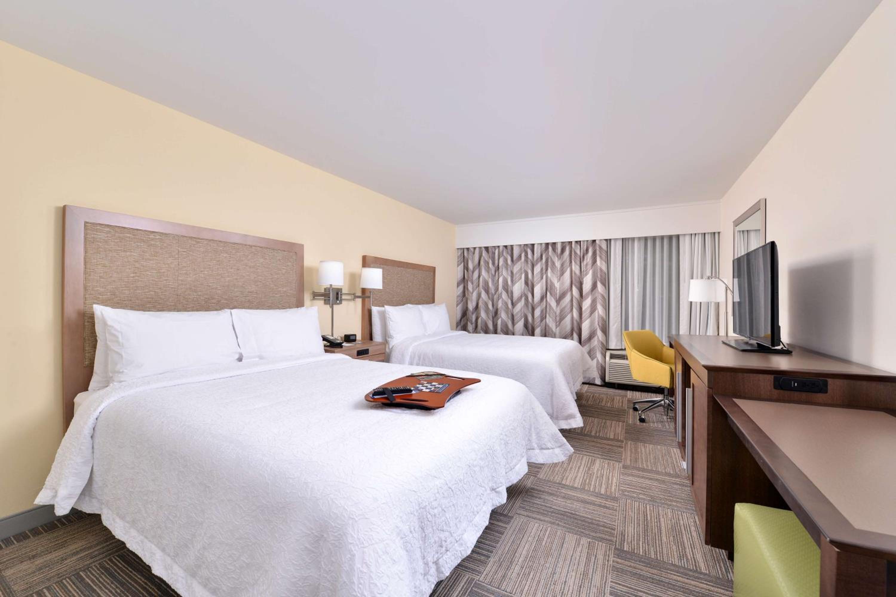 Queen Room with Two Queen Beds (4 Adults) - Photo 4