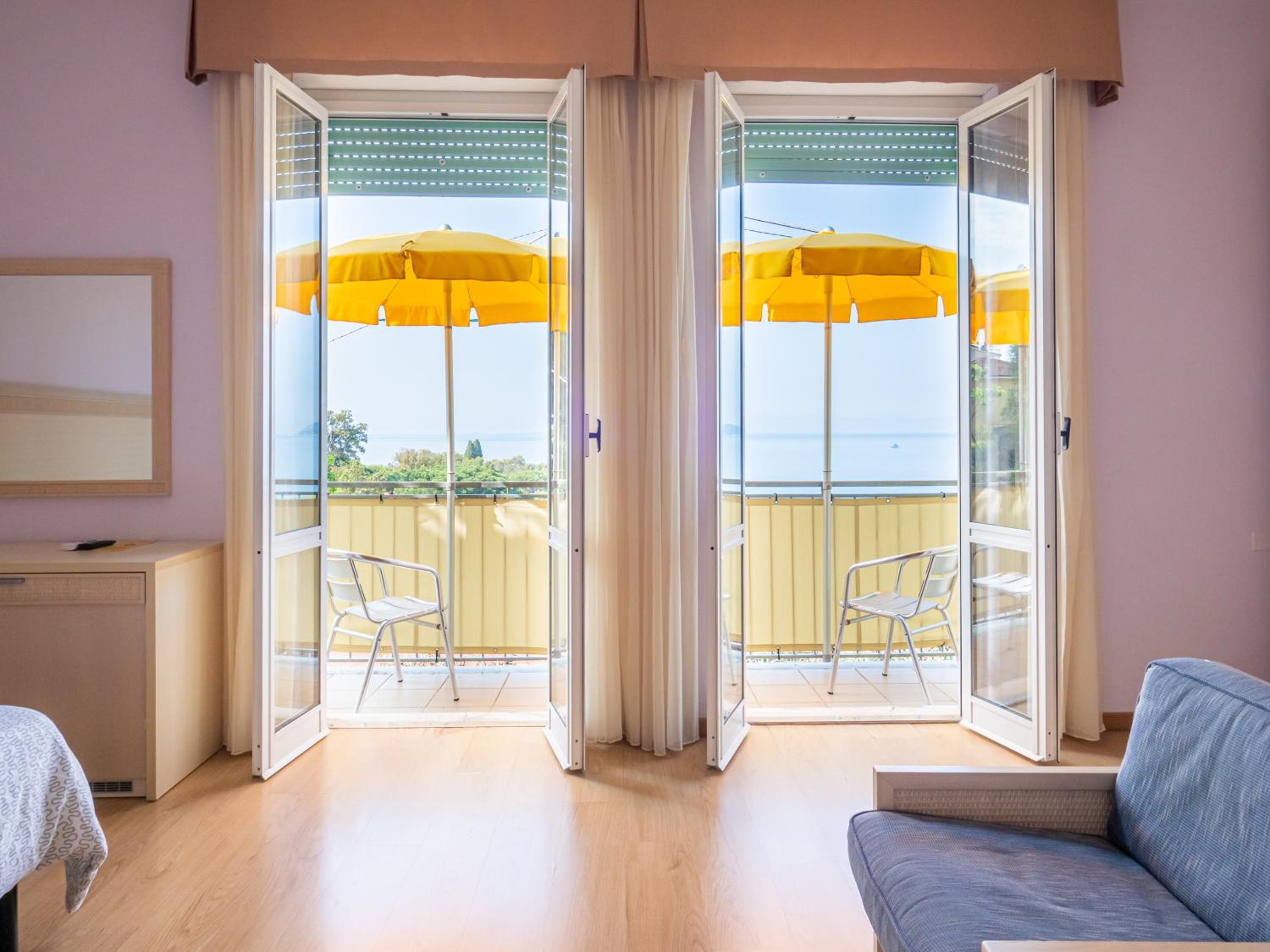 Quadruple Room with Sea View - Photo 14