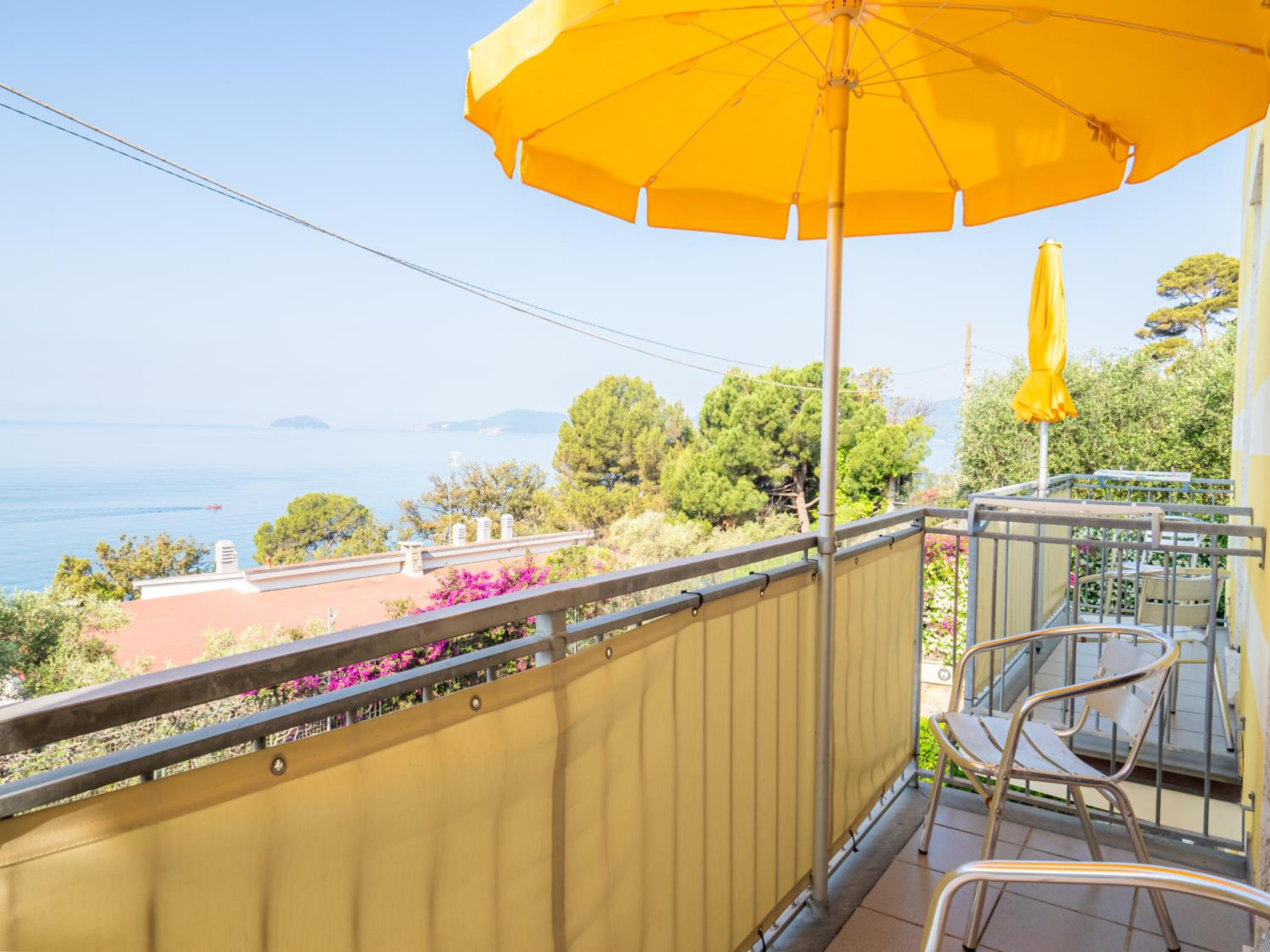 Quadruple Room with Sea View - Photo 18
