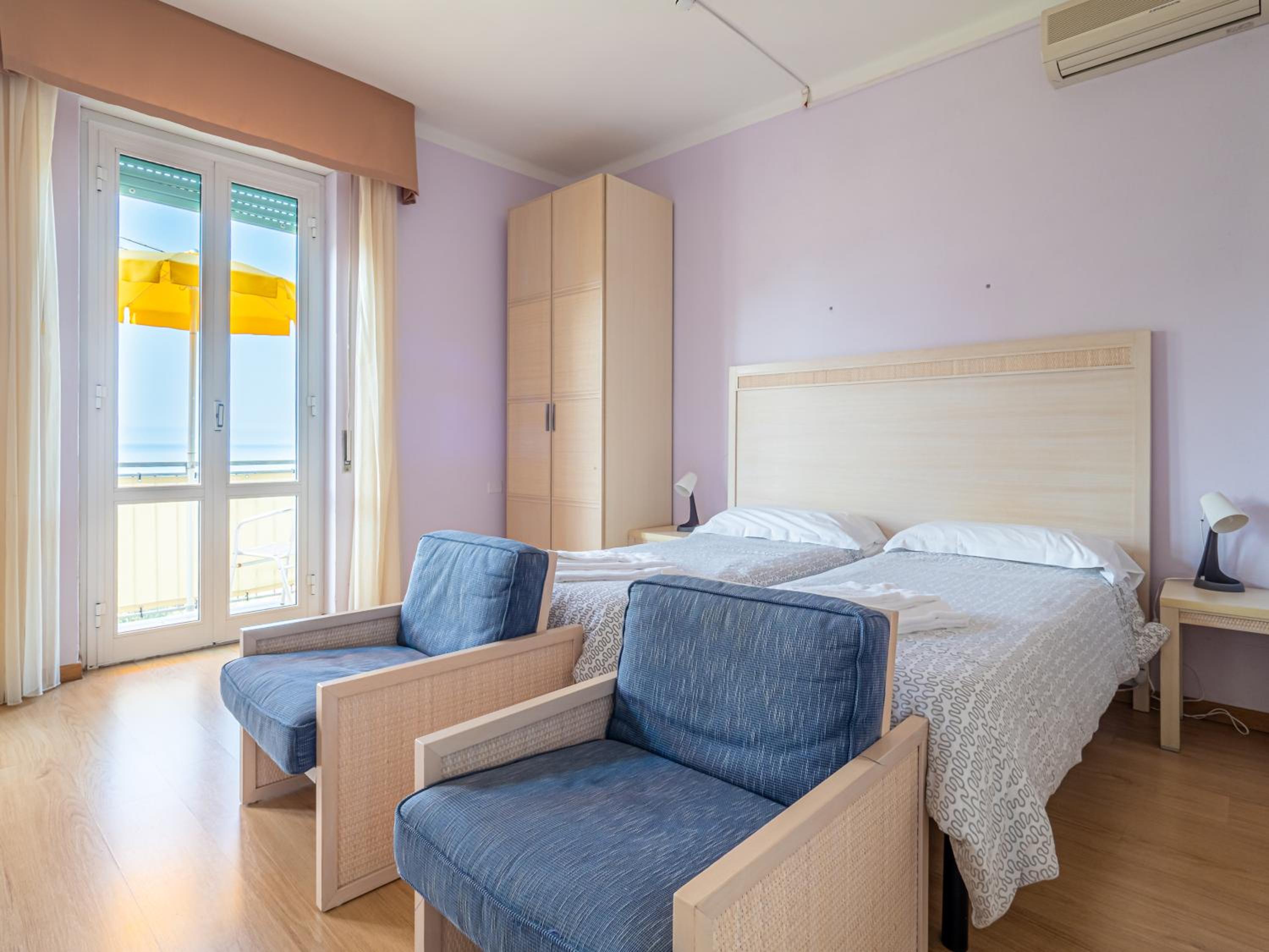 Quadruple Room with Sea View - Photo 3
