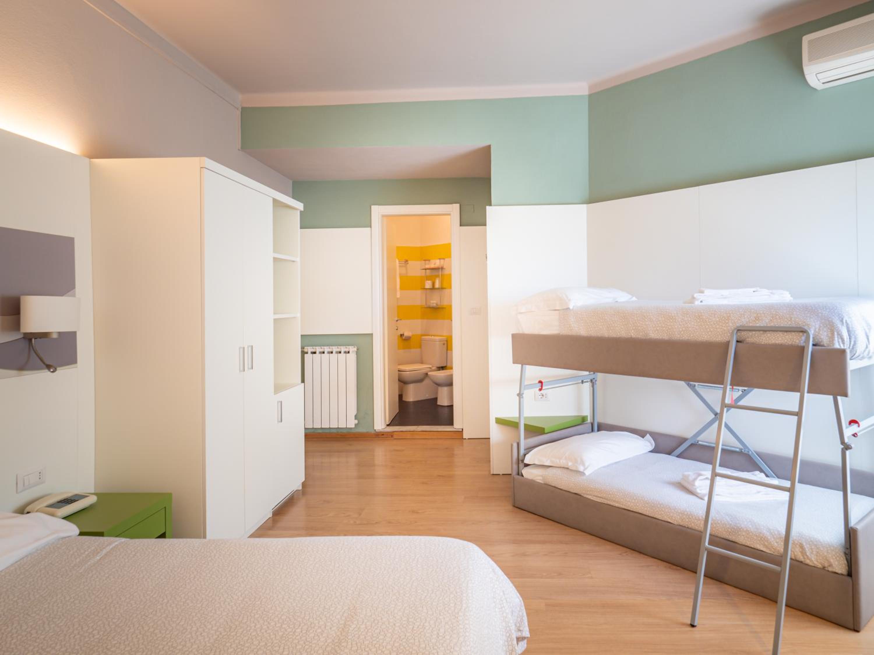 Quadruple Room with Sea View - Photo 11
