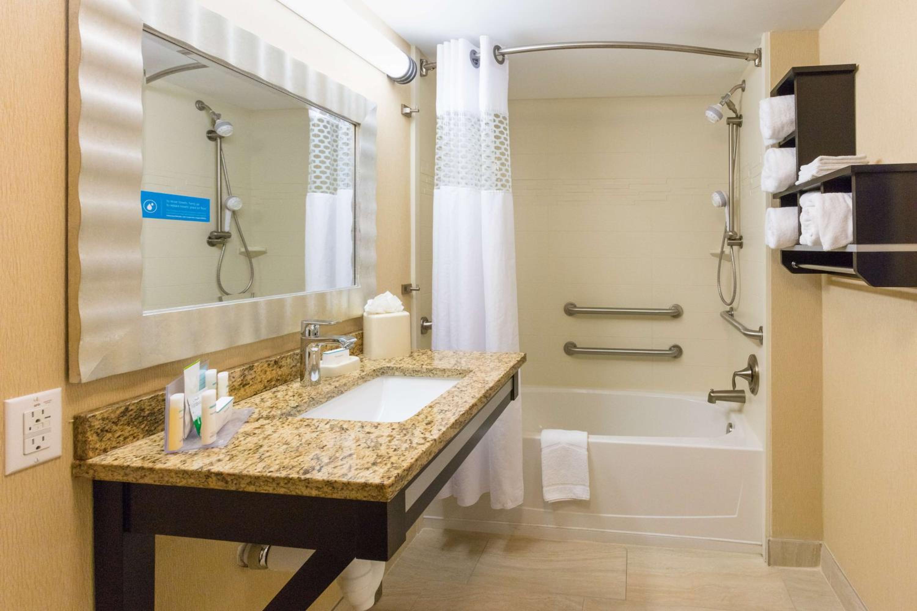 King Room with Bath Tub - Mobility and Hearing Accessible/Non-Smoking - Photo 4