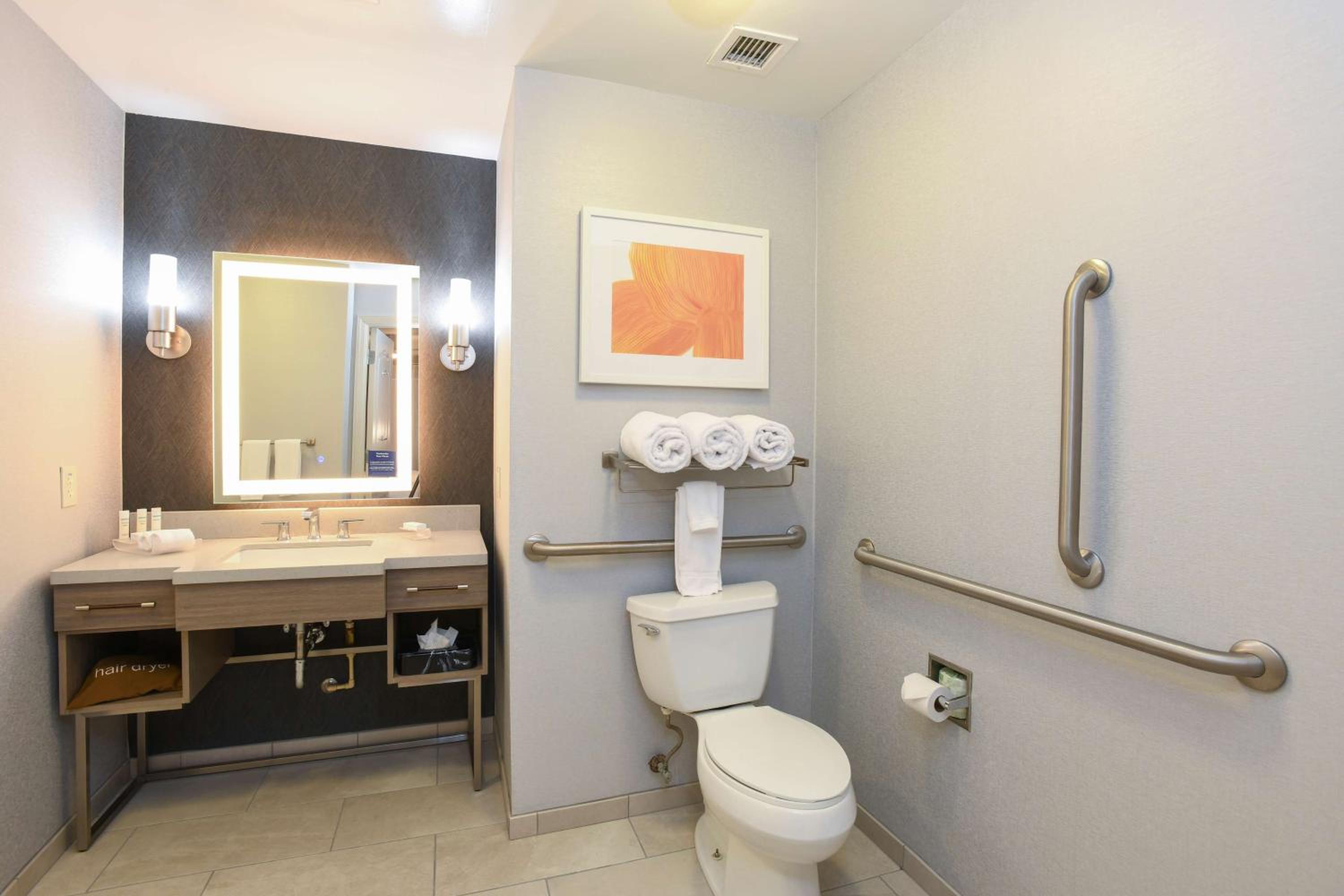 Queen Suite with Two Queen Beds - Mobility Access/Non-Smoking - Photo 4