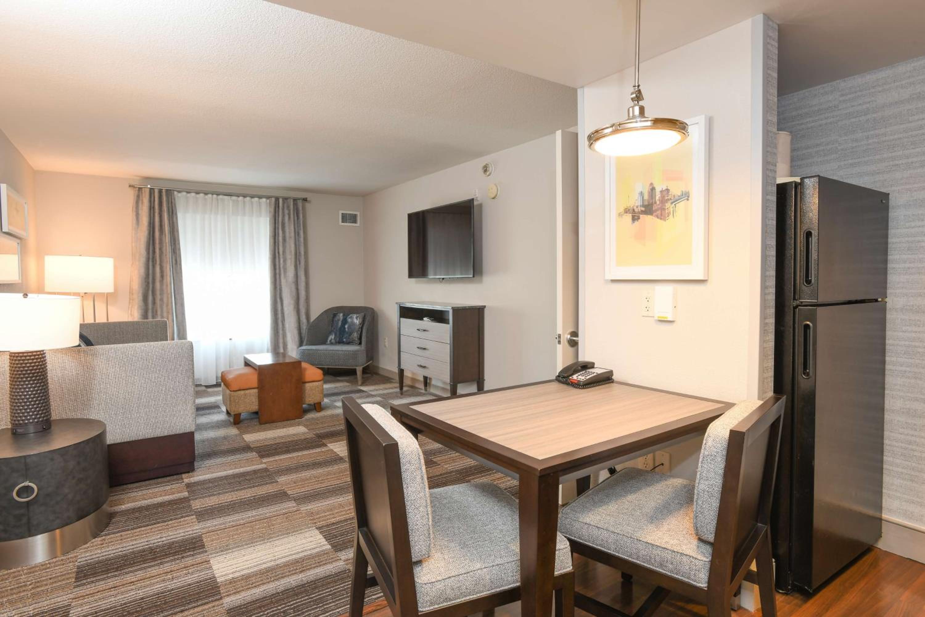 One-Bedroom Queen Suite with Two Queen Beds - Non-Smoking - Photo 4