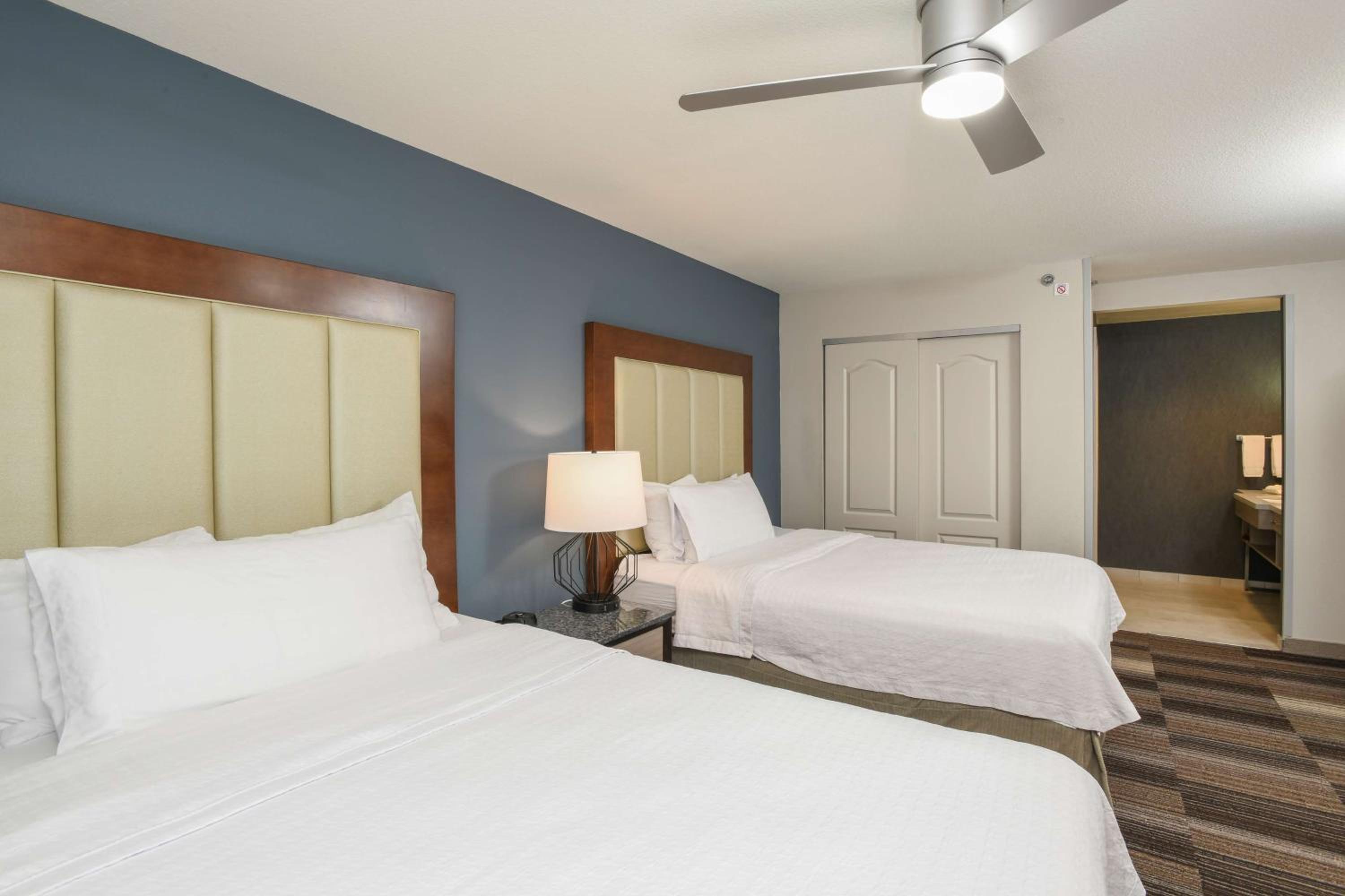 One-Bedroom Queen Suite with Two Queen Beds - Non-Smoking - Photo 7