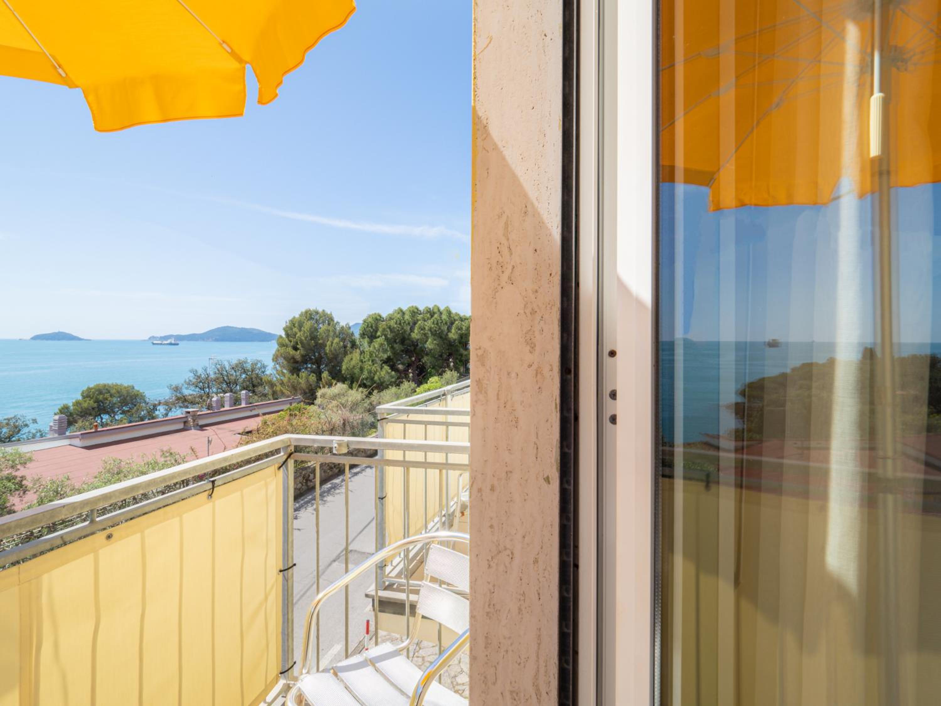 Quadruple Room with Sea View - Photo 13