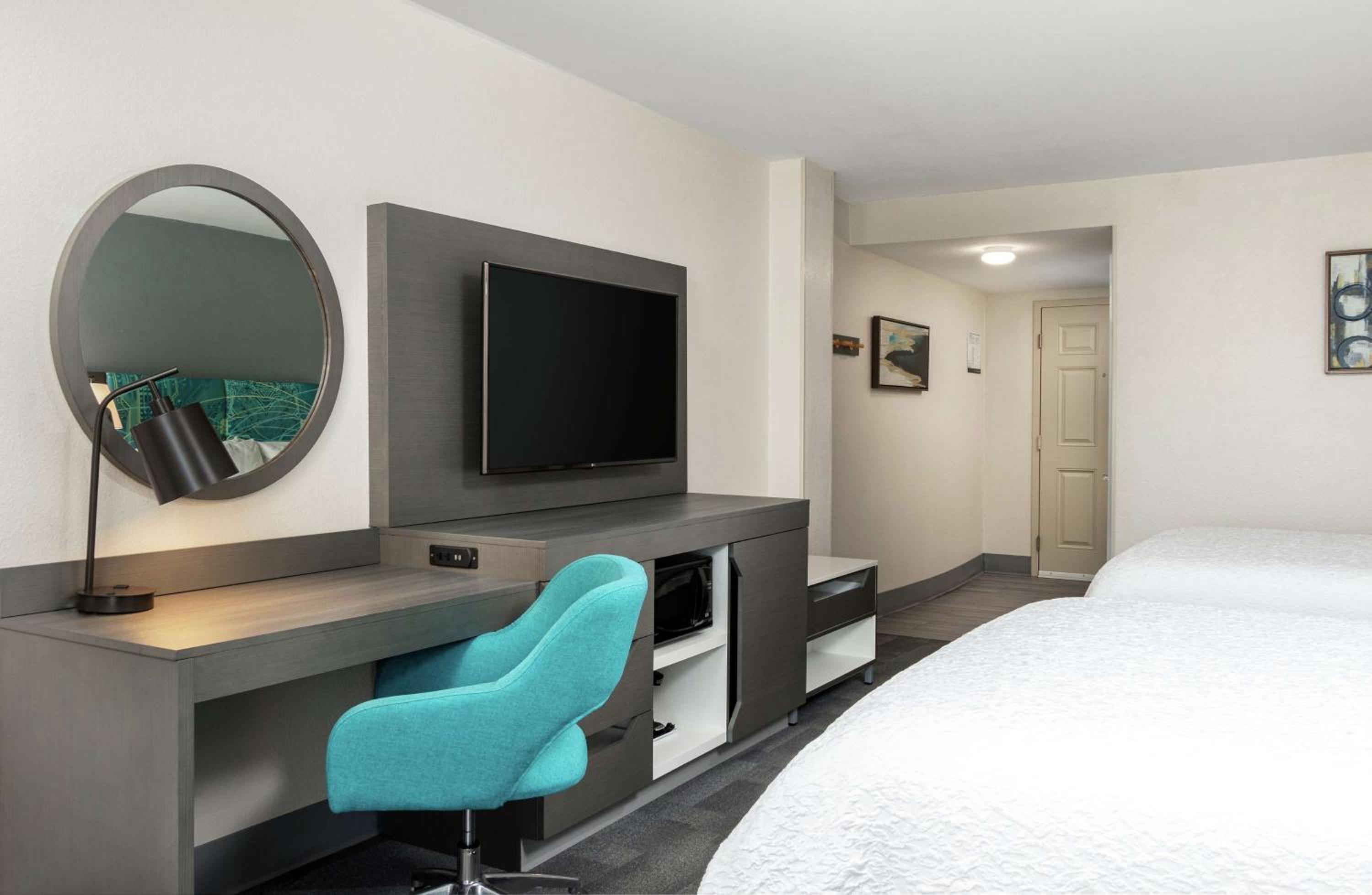 Queen Room with Two Queen Beds and City View - Non-Smoking - Photo 5