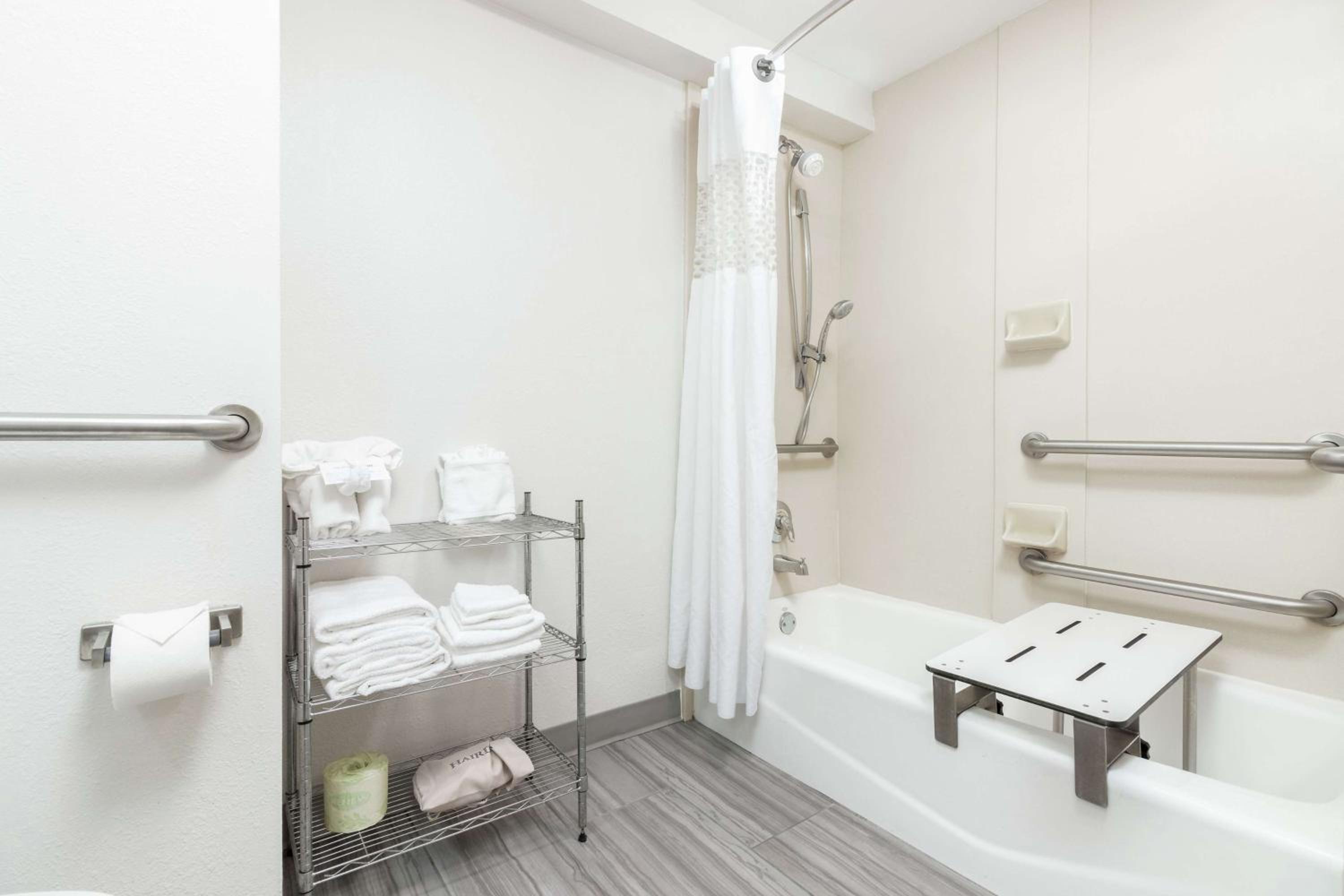 Oceanfront King Accessible with Tub - Photo 3