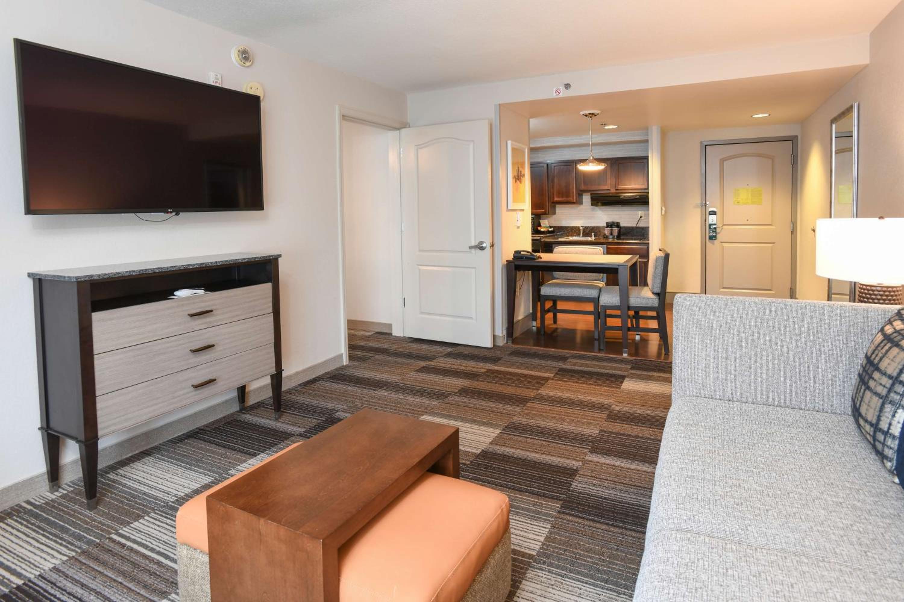 One-Bedroom Queen Suite with Two Queen Beds - Non-Smoking - Photo 5