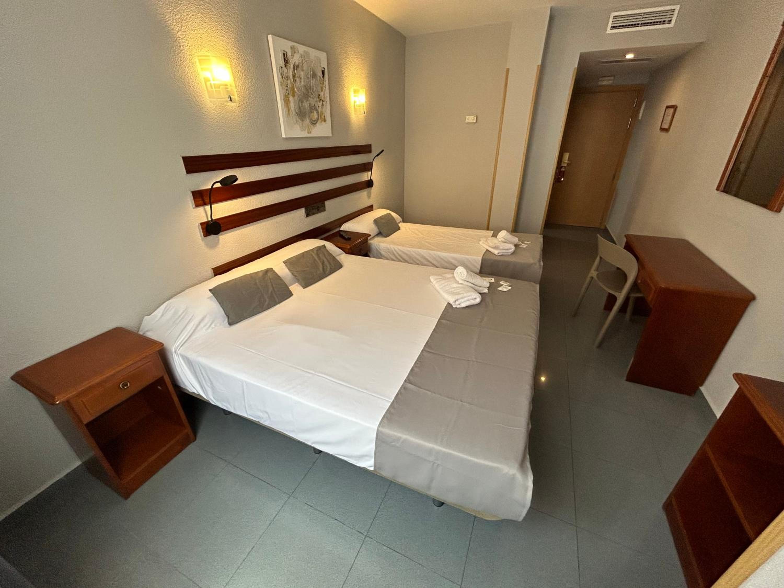 Double or Twin Room photo 3
