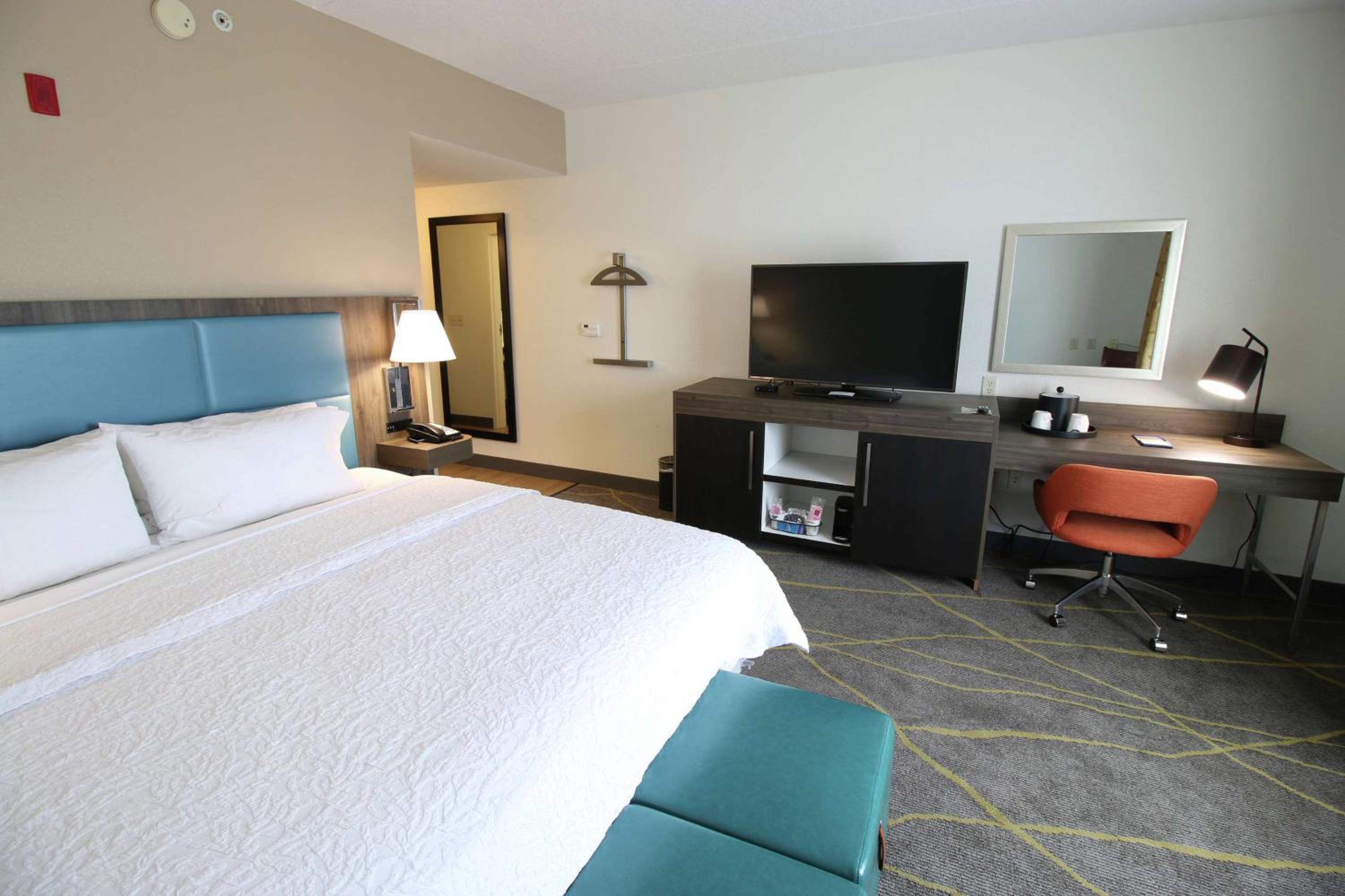 King Room with King Bed - Non-Smoking - Photo 1