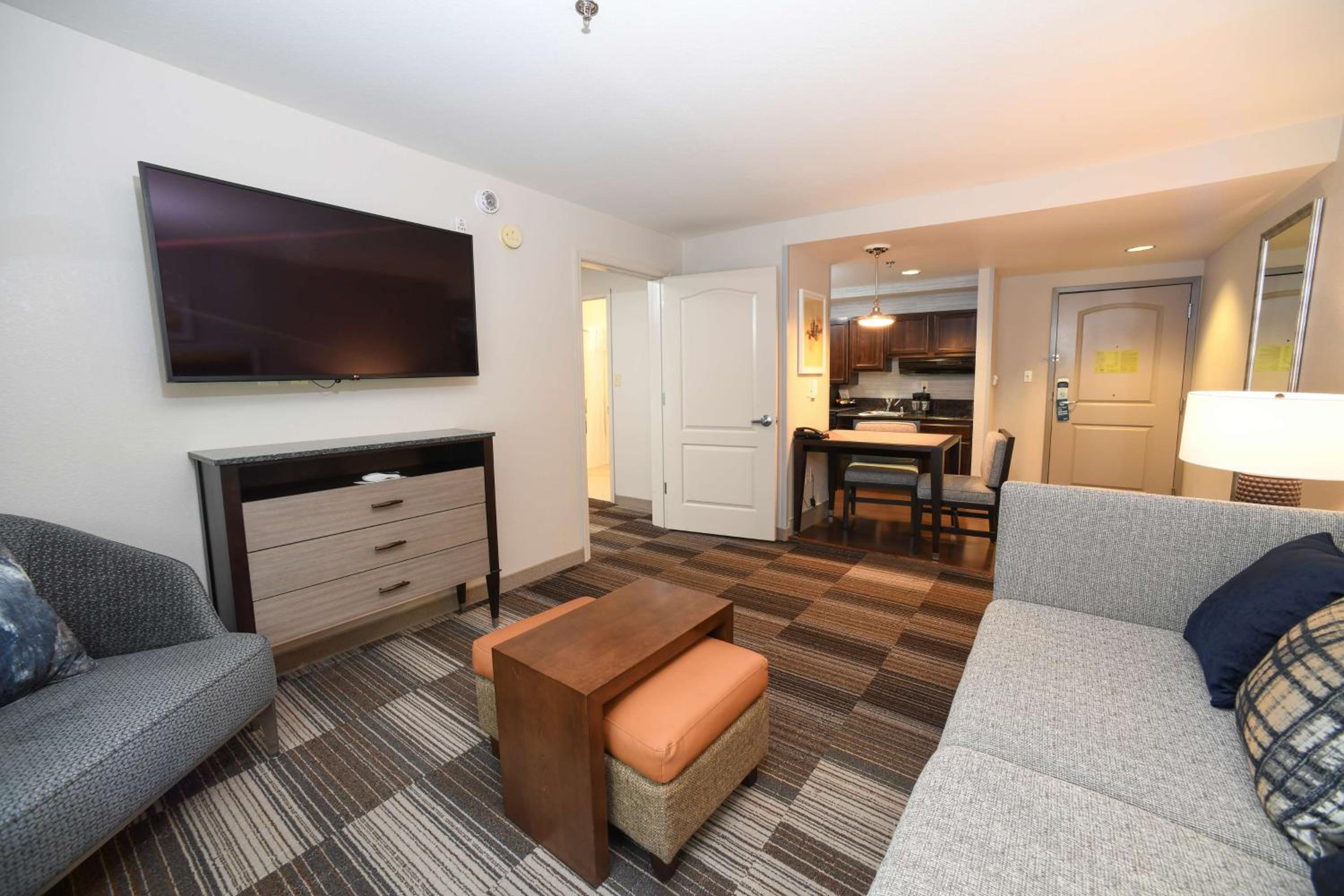 One-Bedroom Queen Suite with Two Queen Beds - Non-Smoking - Photo 8