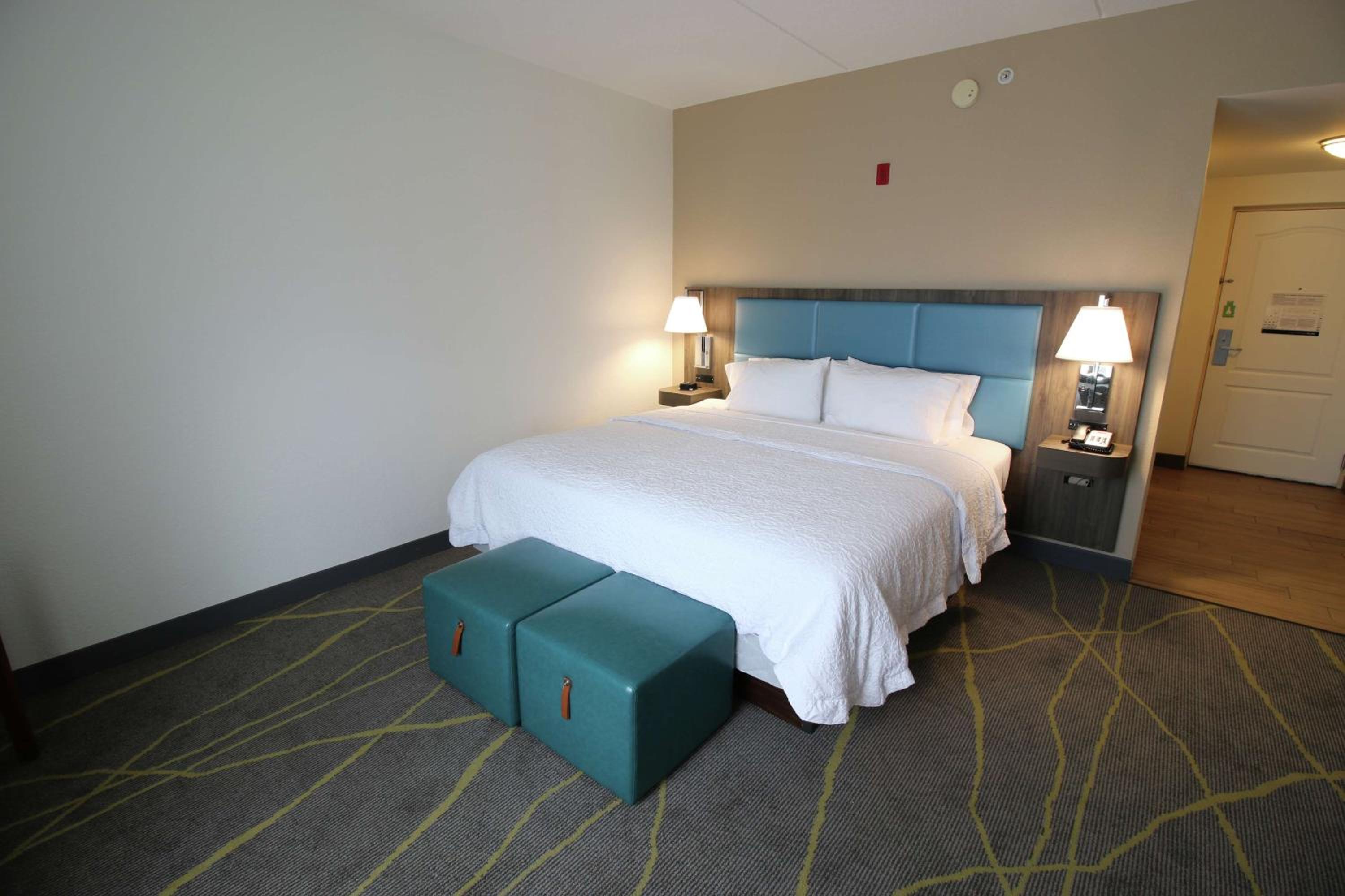 King Room with King Bed - Non-Smoking - Photo 3