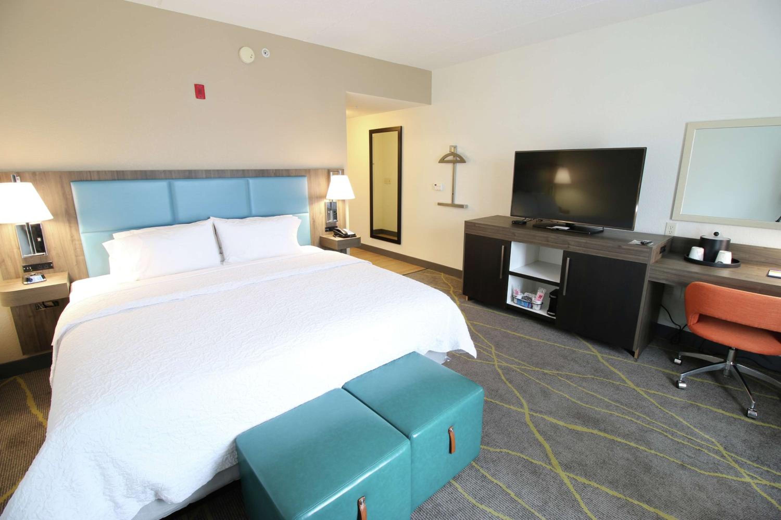 King Room with King Bed - Non-Smoking - Photo 4