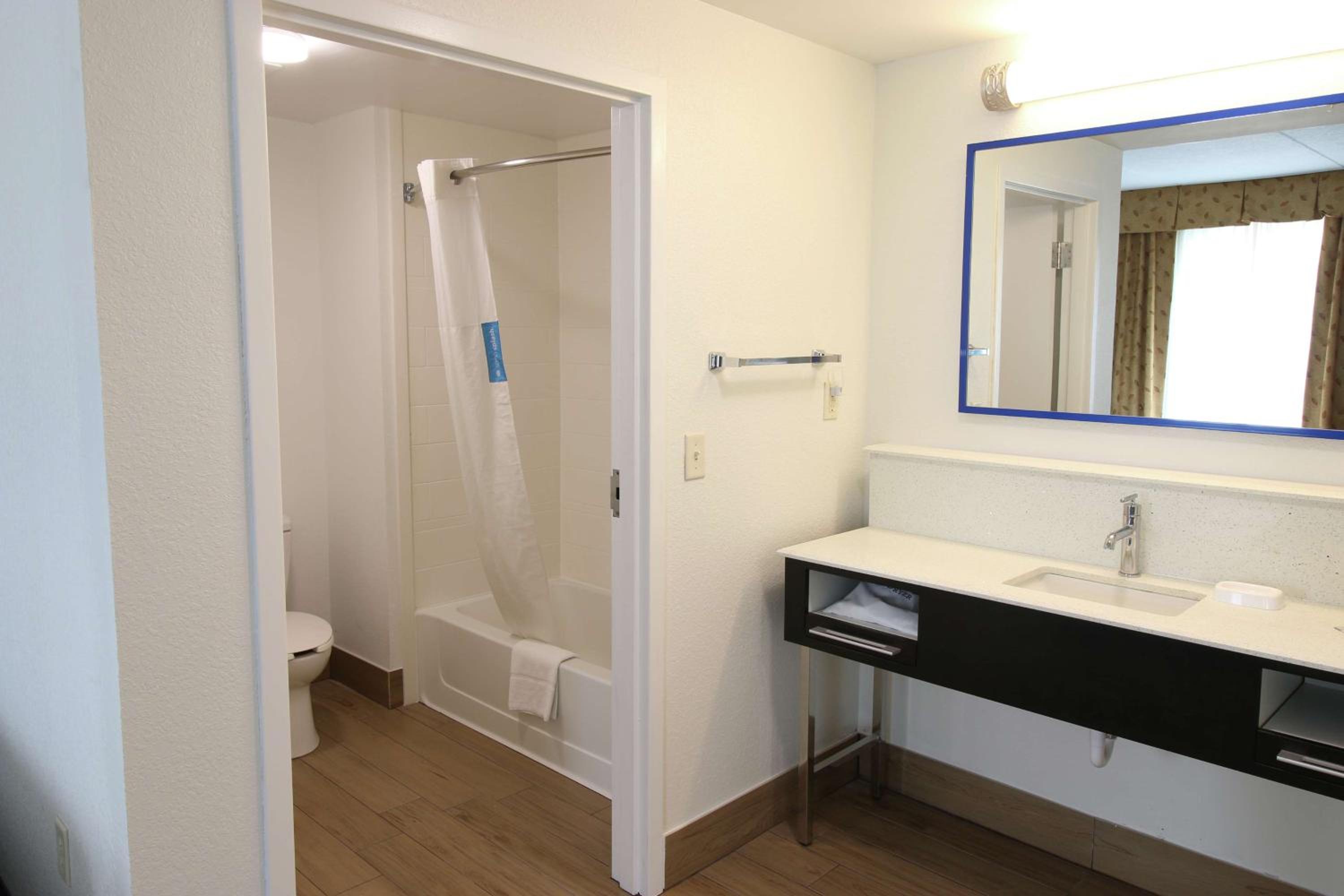Queen Studio Suite with Two Queen Beds and Sofa Bed - Non-Smoking - Photo 5