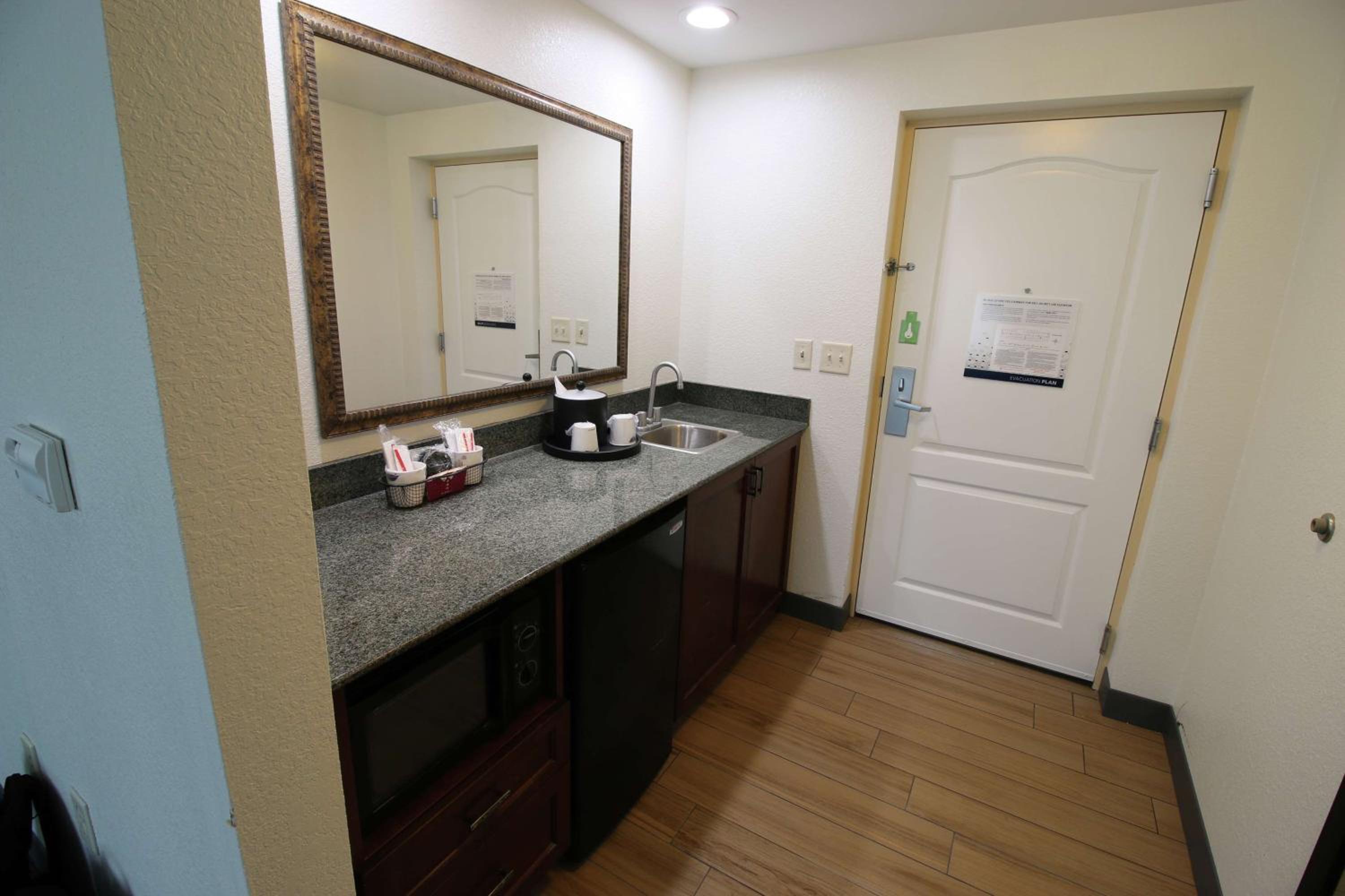 Queen Studio Suite with Two Queen Beds and Sofa Bed - Non-Smoking - Photo 6