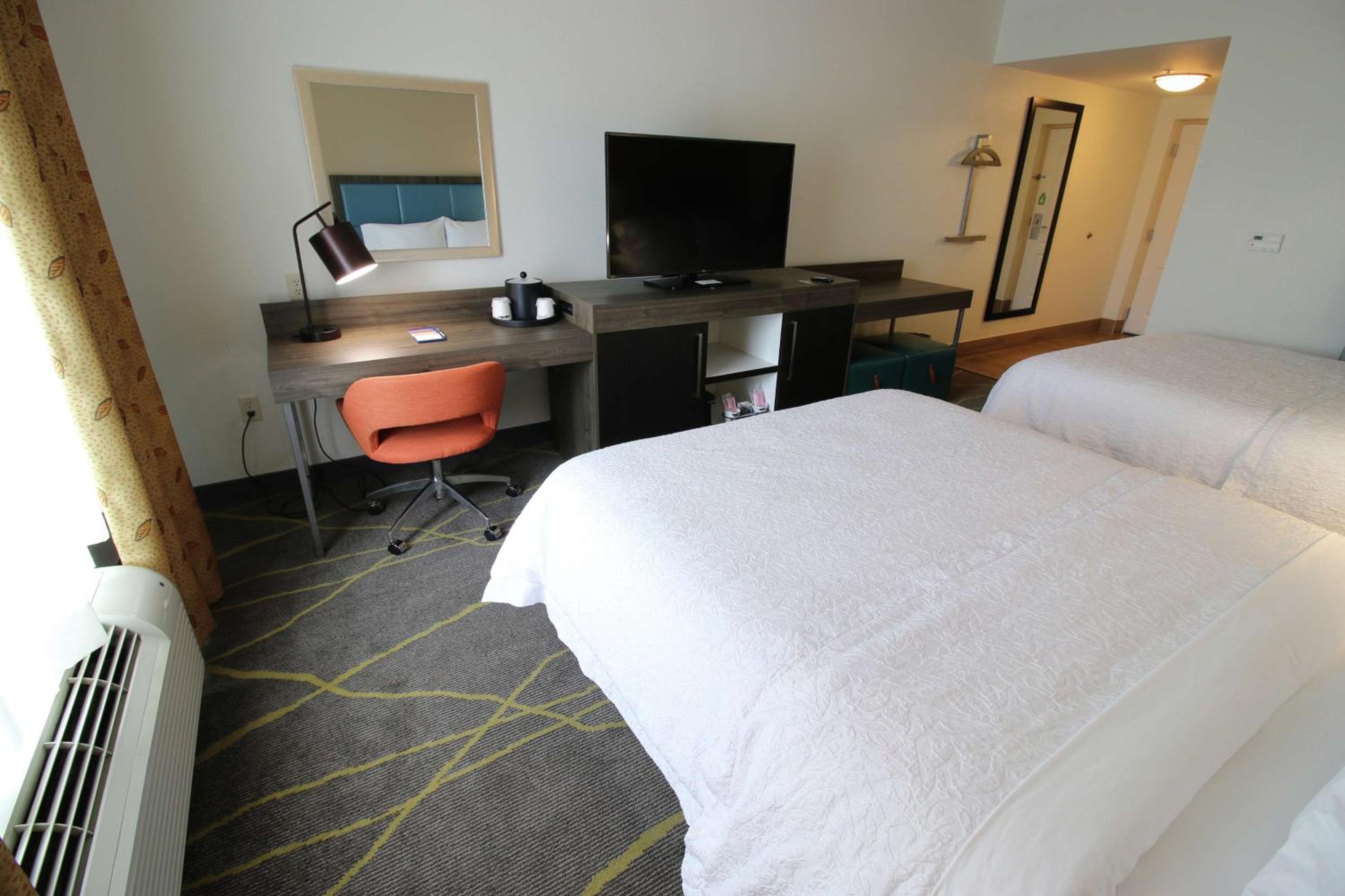 Room with Two Queen Beds - Non-Smoking - Photo 2