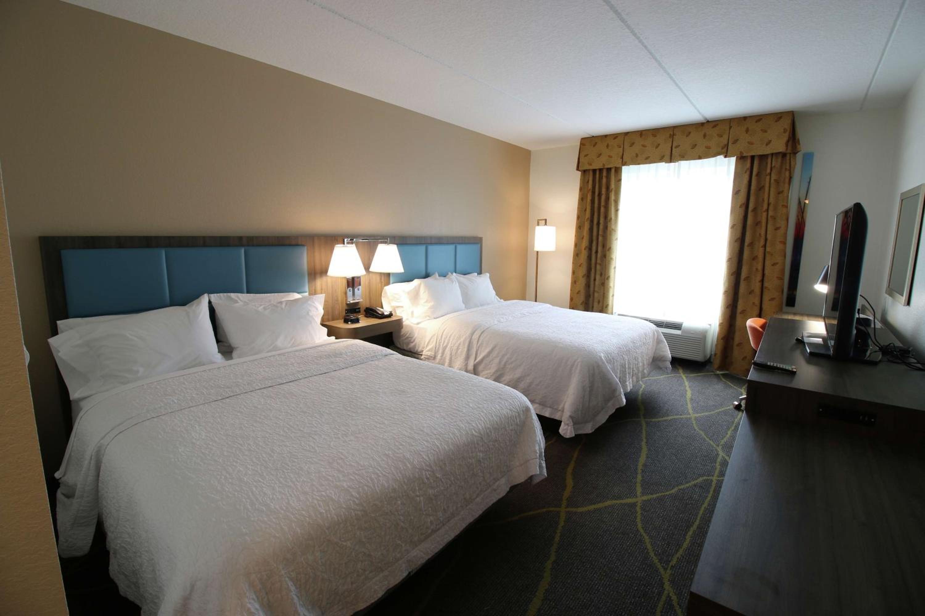 Room with Two Queen Beds - Non-Smoking - Photo 4