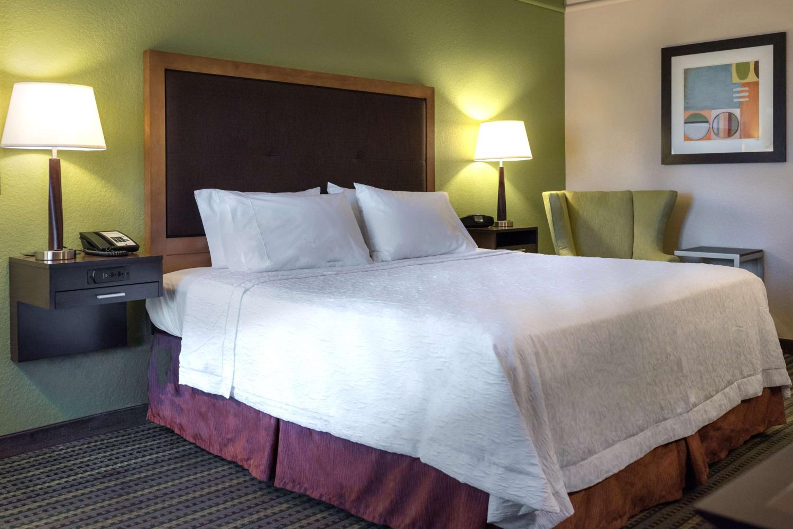 King Room with King Bed - Non-Smoking - Photo 1