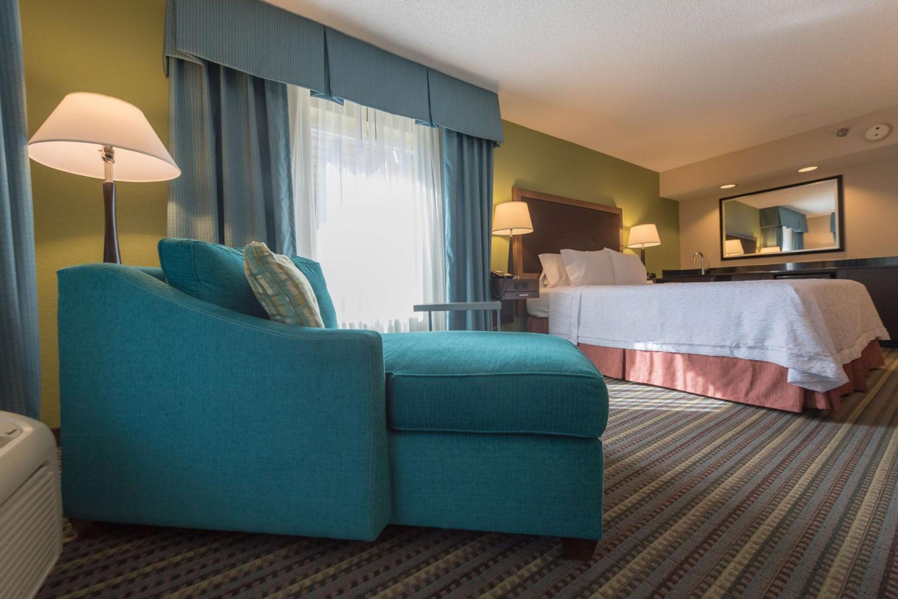 King Room with King Bed - Non-Smoking - Photo 4