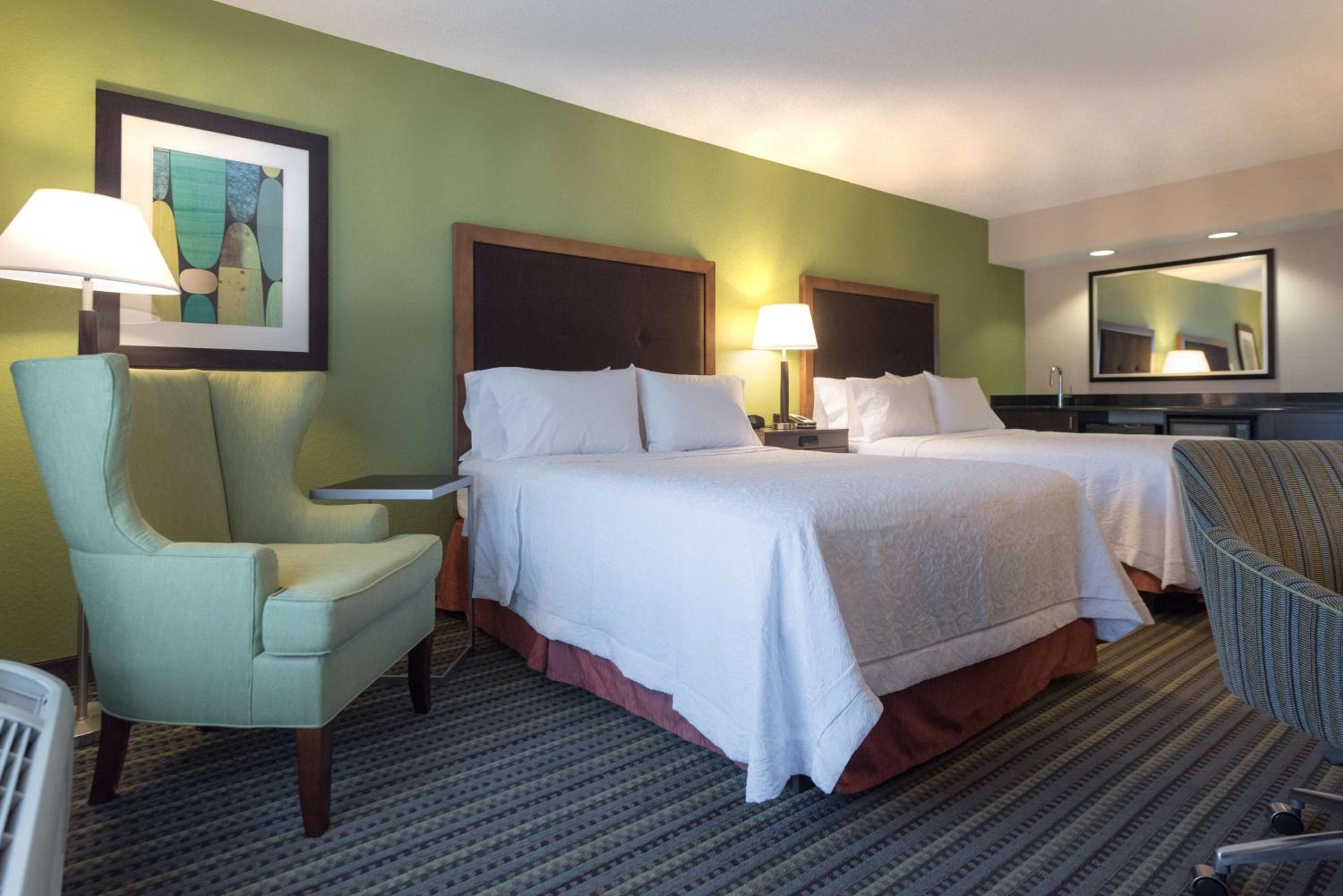 Deluxe Queen Room with Two Queen Beds - Non-Smoking - Photo 6