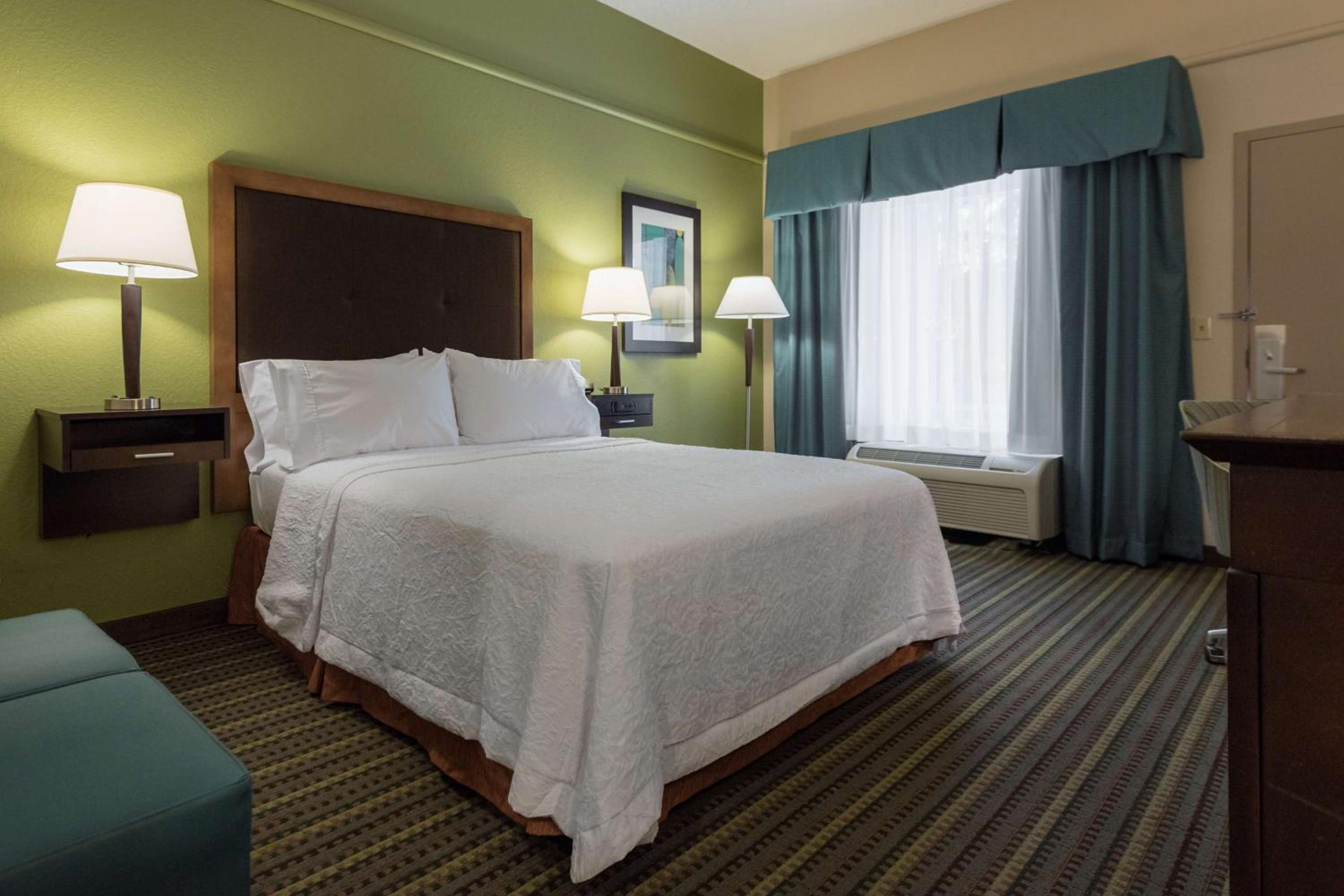 Queen Room with Roll-In Shower - Disability Access/Non-Smoking - Photo 4