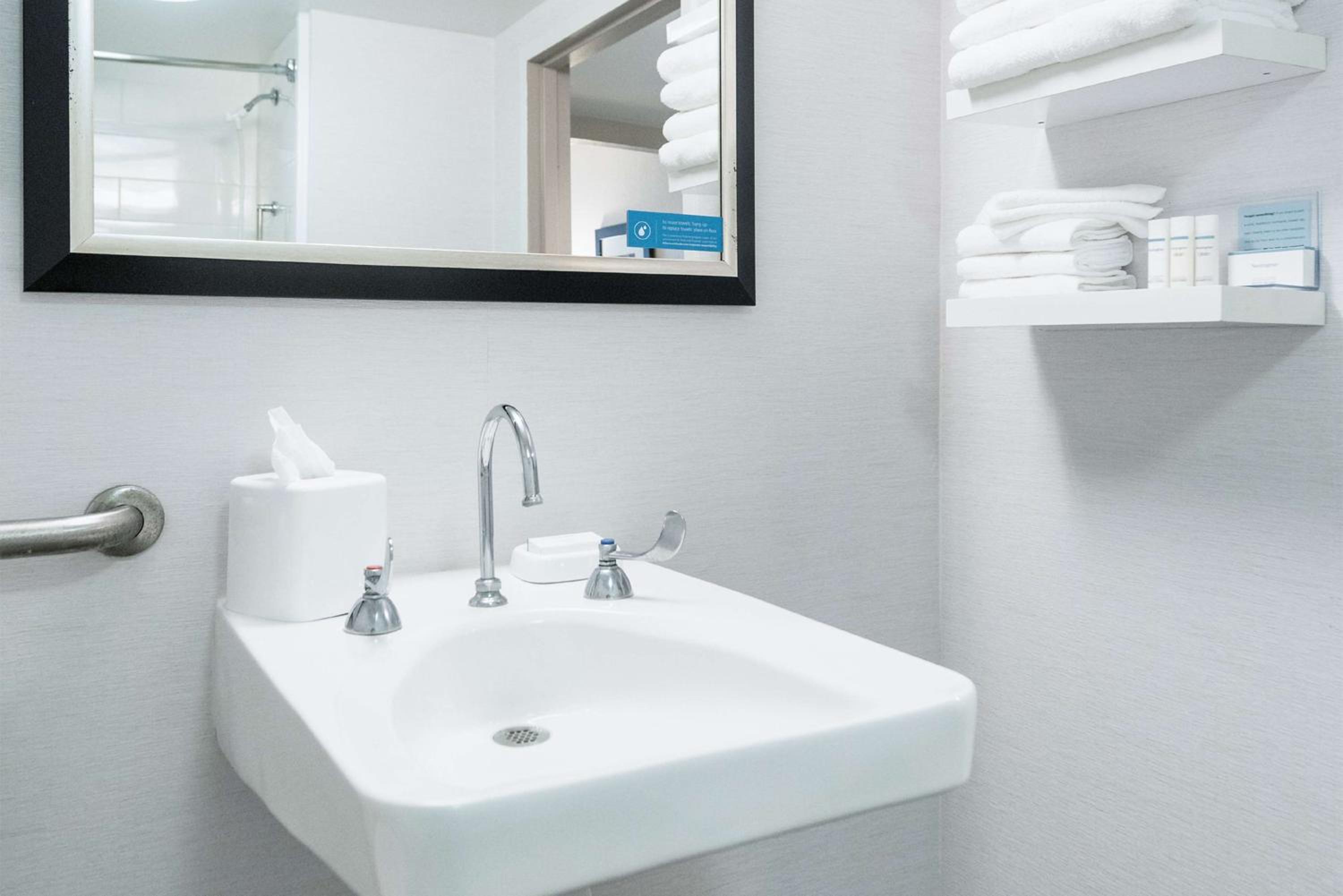 Queen Room with Roll-In Shower - Disability Access/Non-Smoking - Photo 2