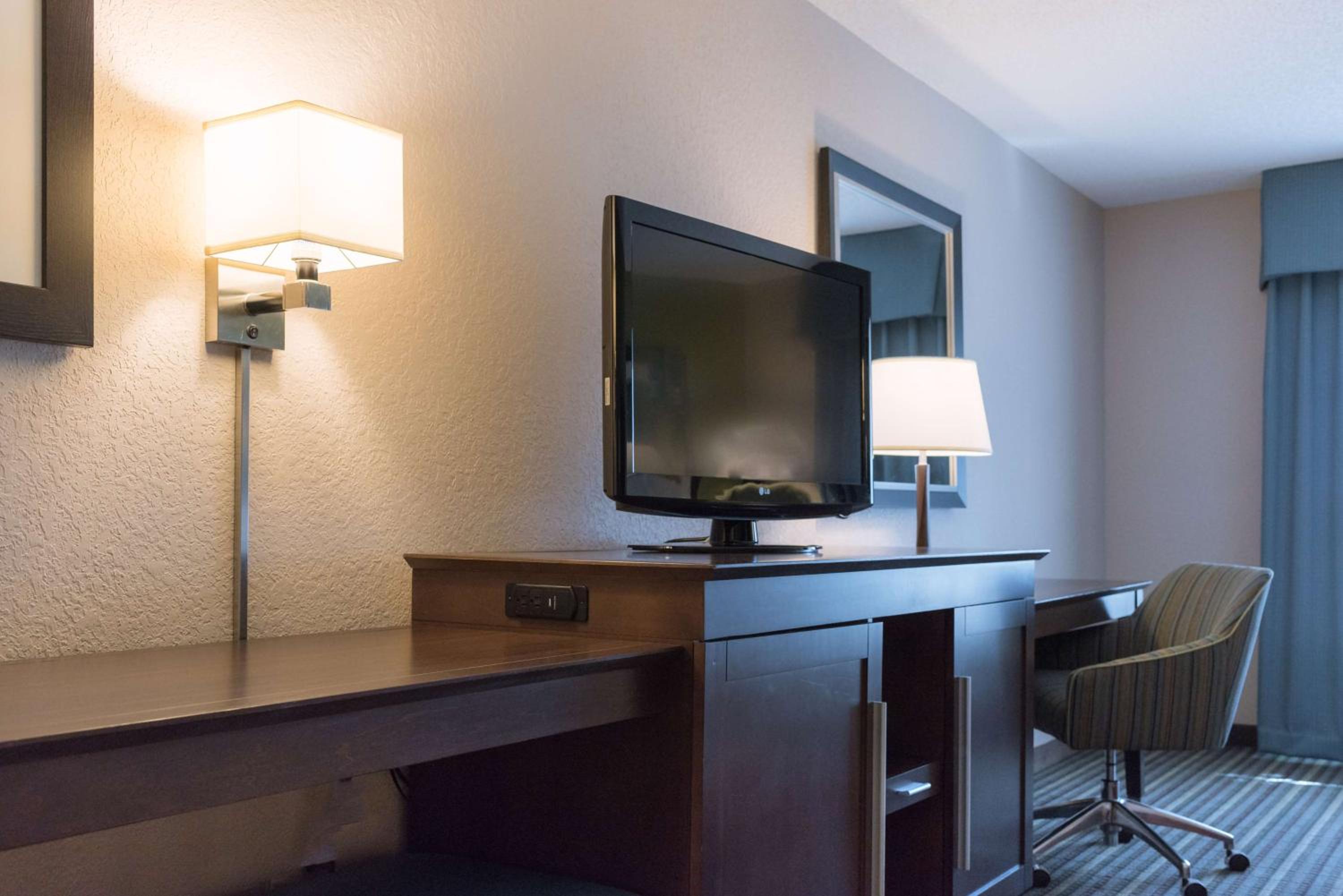 Deluxe Queen Room with Two Queen Beds - Non-Smoking - Photo 3