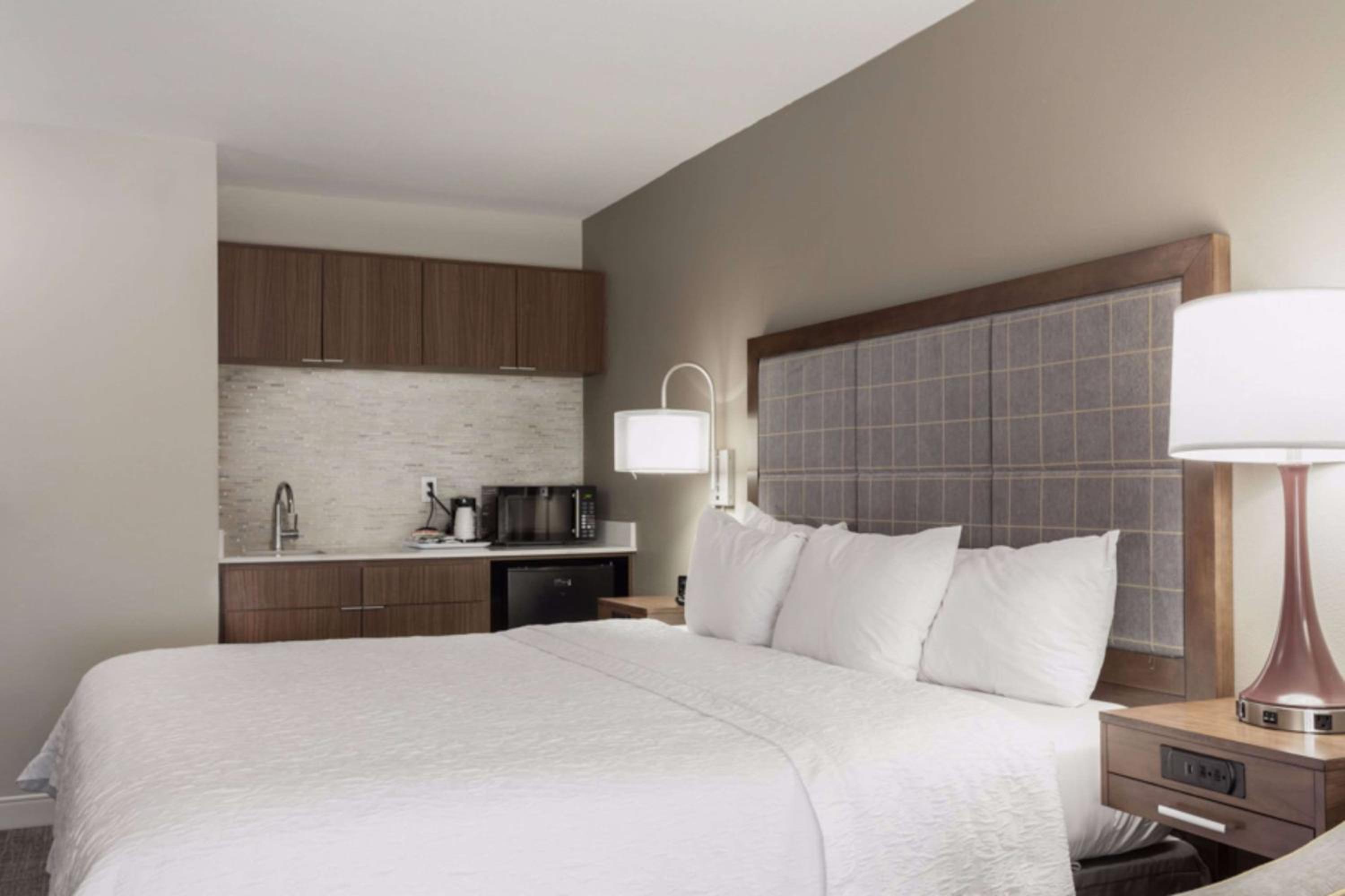 King Room with Sofa Bed and Study - Non-Smoking - Photo 4