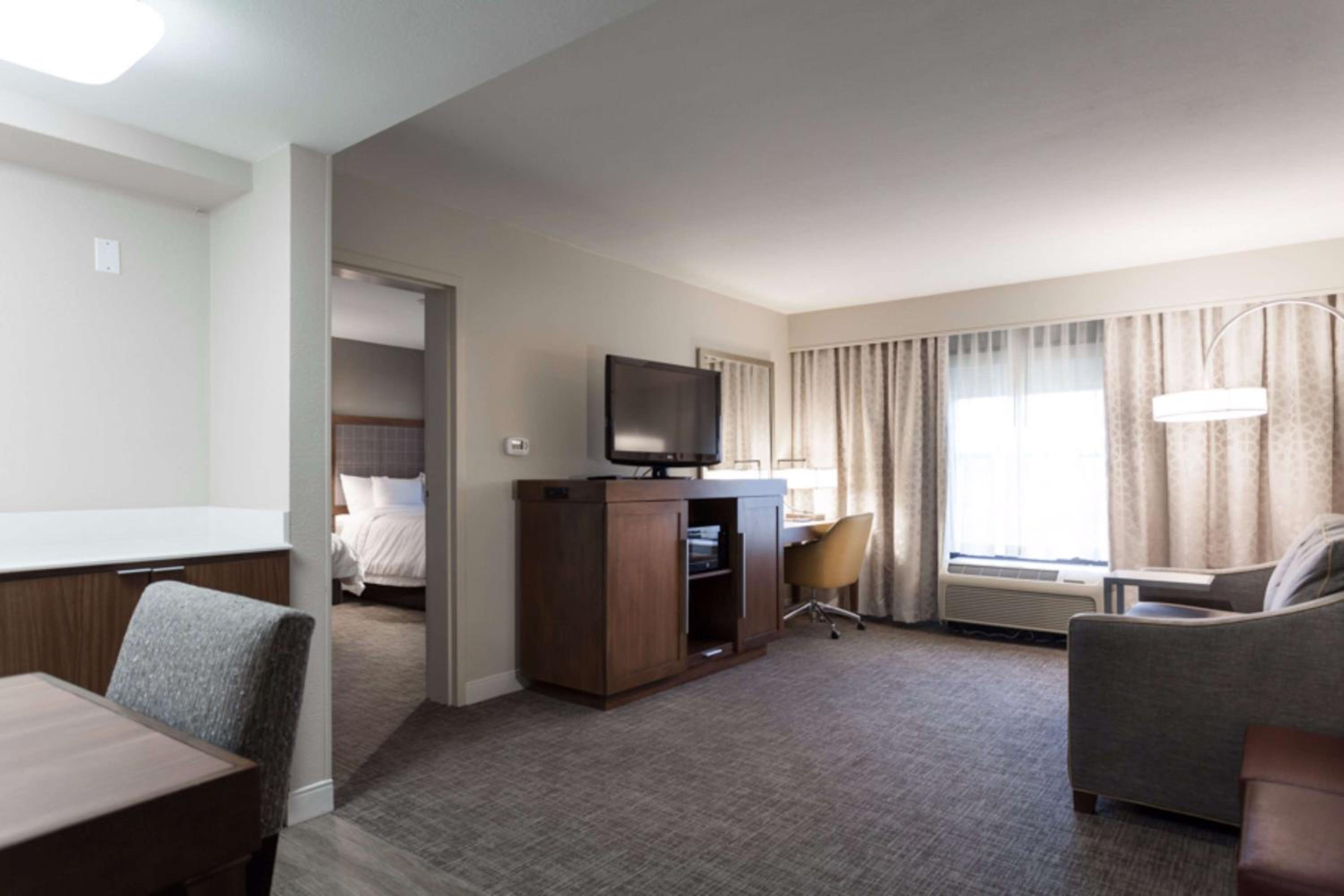 One-Bedroom Suite with Two Queen Beds and Kitchen - Non-Smoking - Photo 2