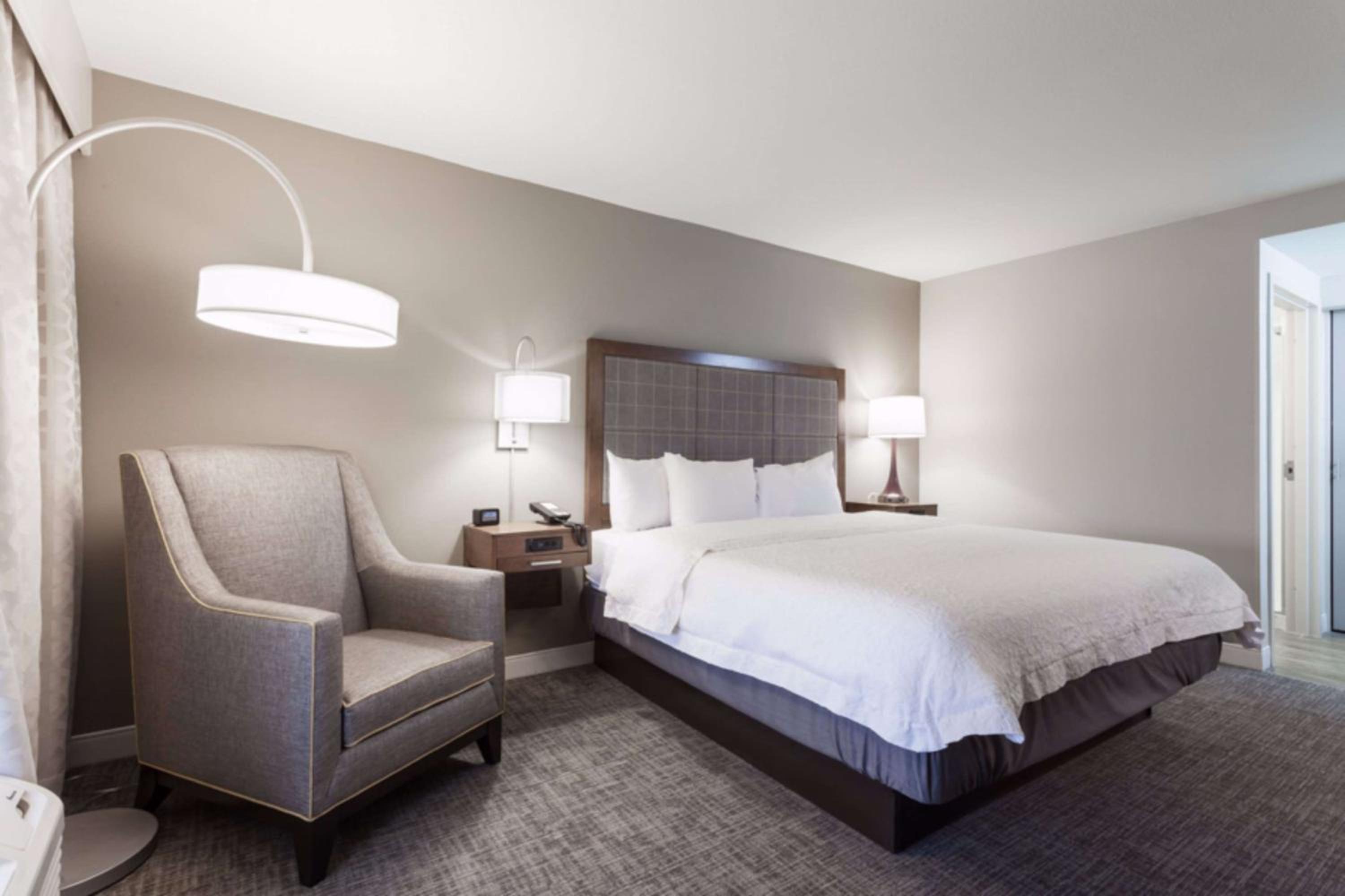King Room with King Bed - Non-Smoking - Photo 3