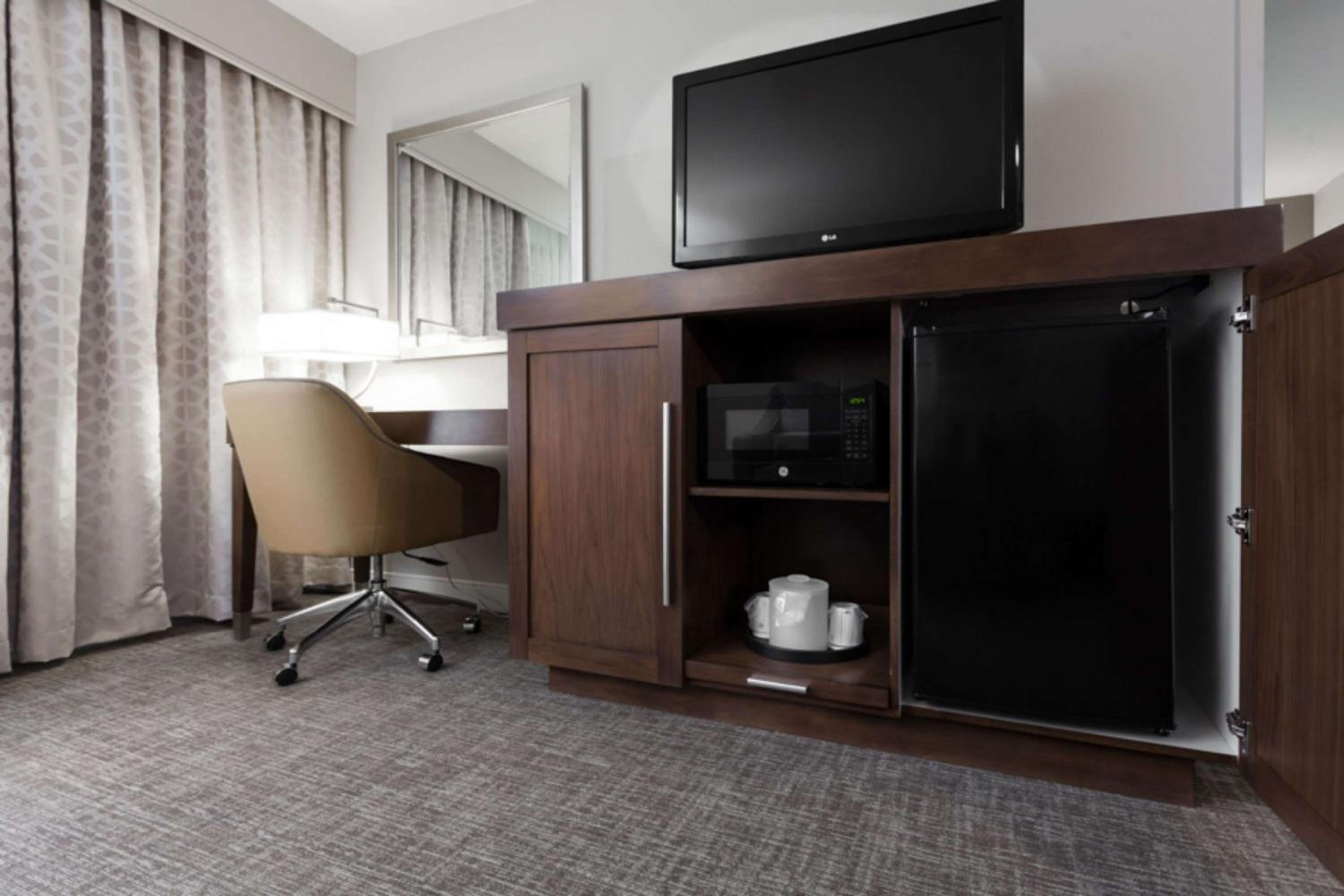 King Room with King Bed - Non-Smoking - Photo 4