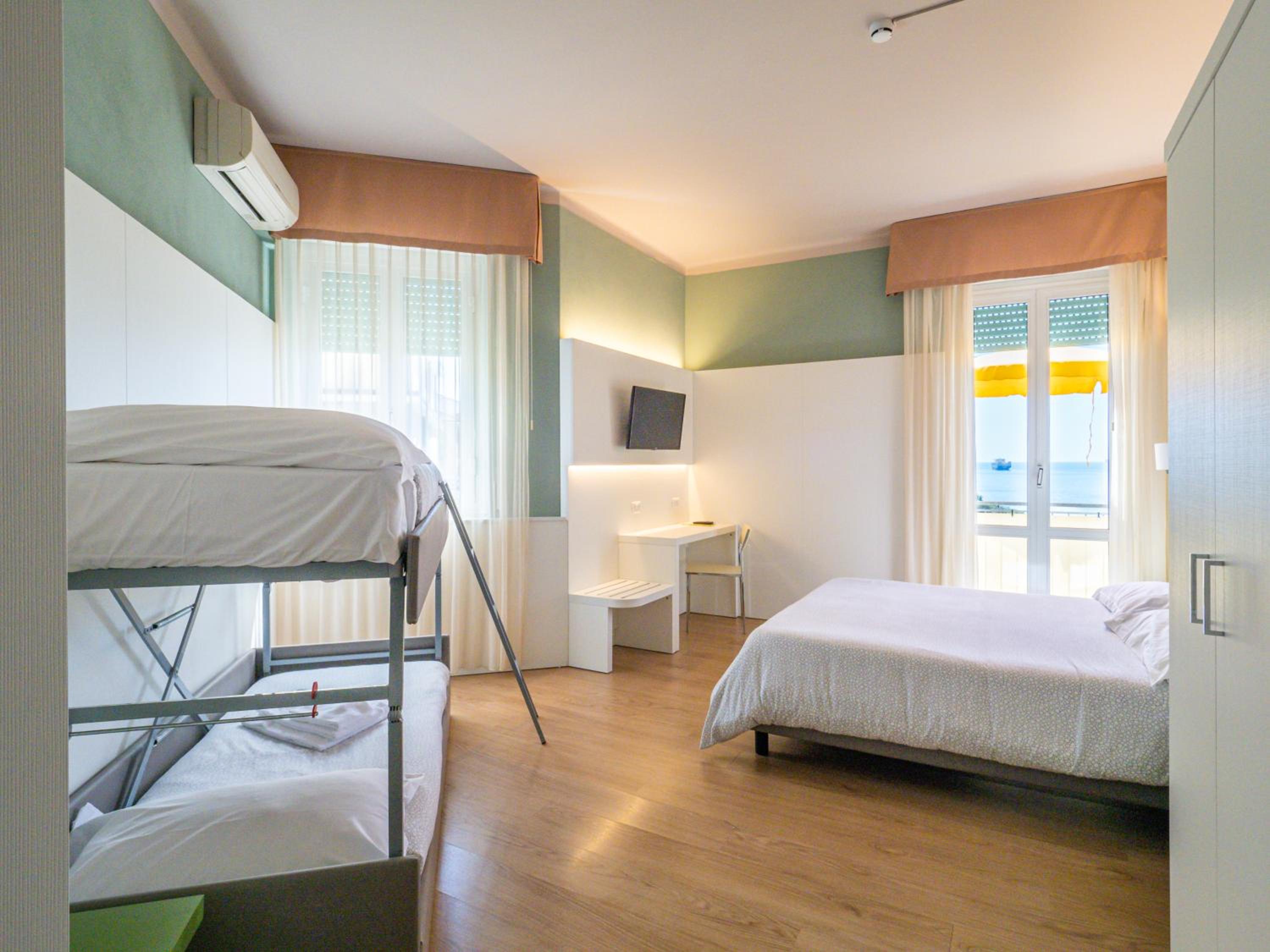 Quadruple Room with Sea View - Photo 1