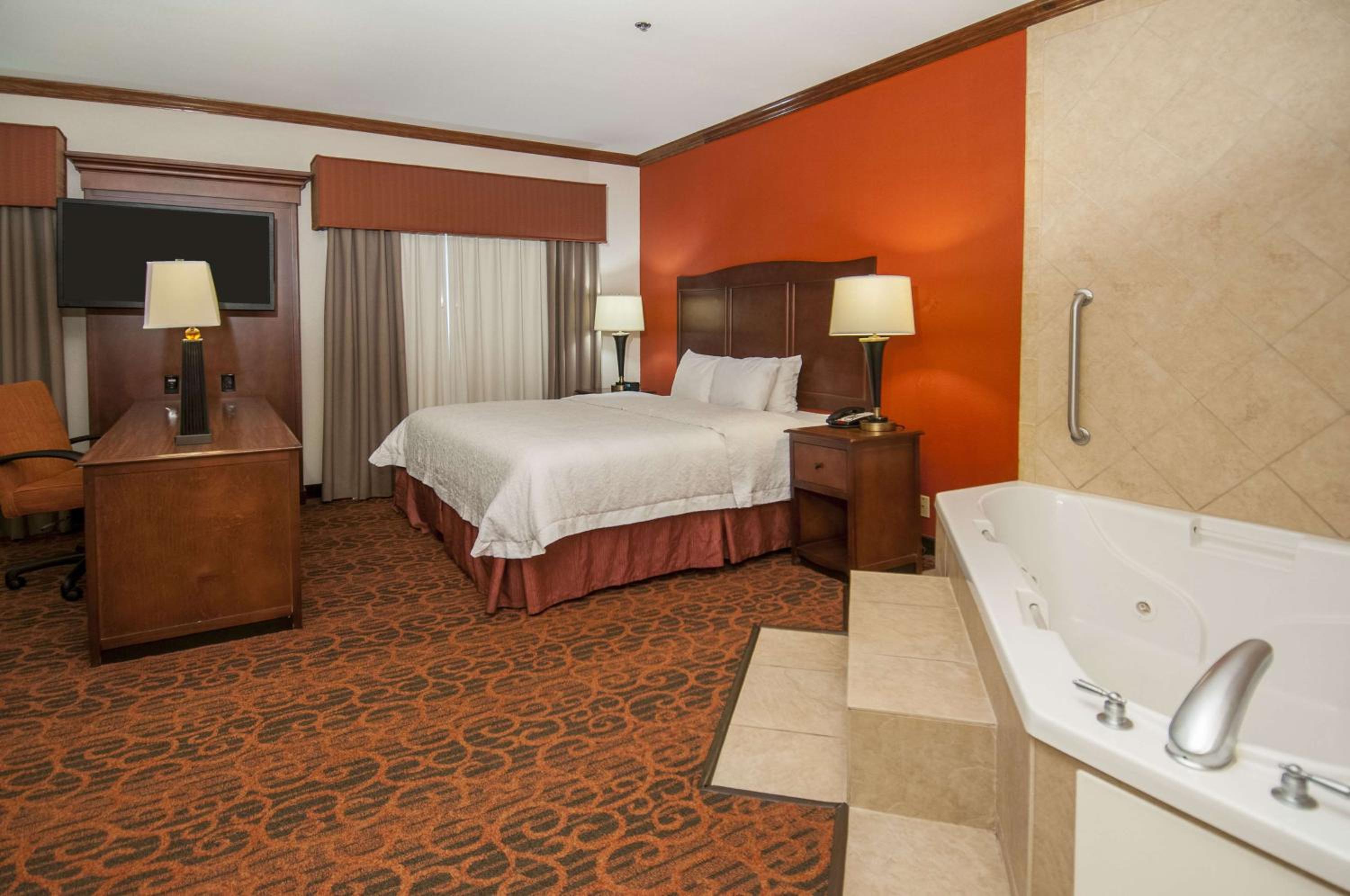 King Studio Suite With Whirlpool - Non-Smoking
