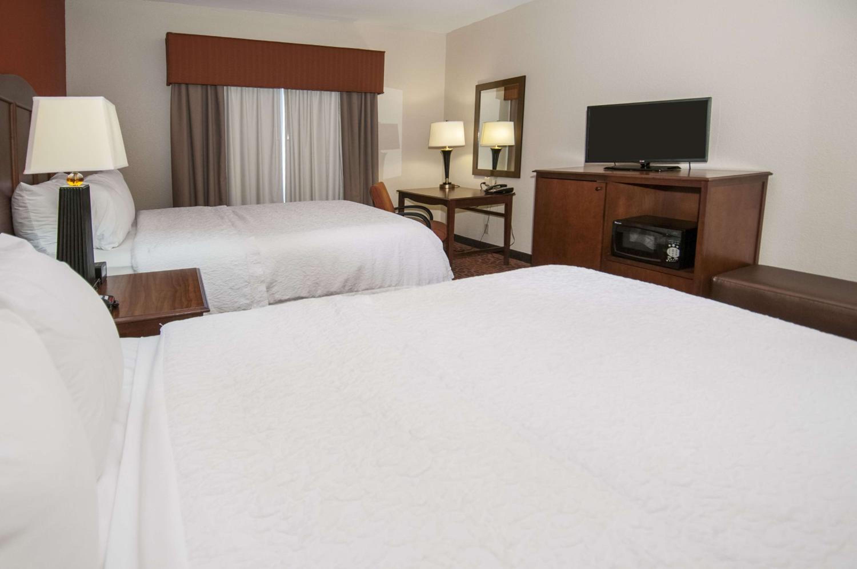 Room with Two Queen Beds - Non-Smoking - Photo 3