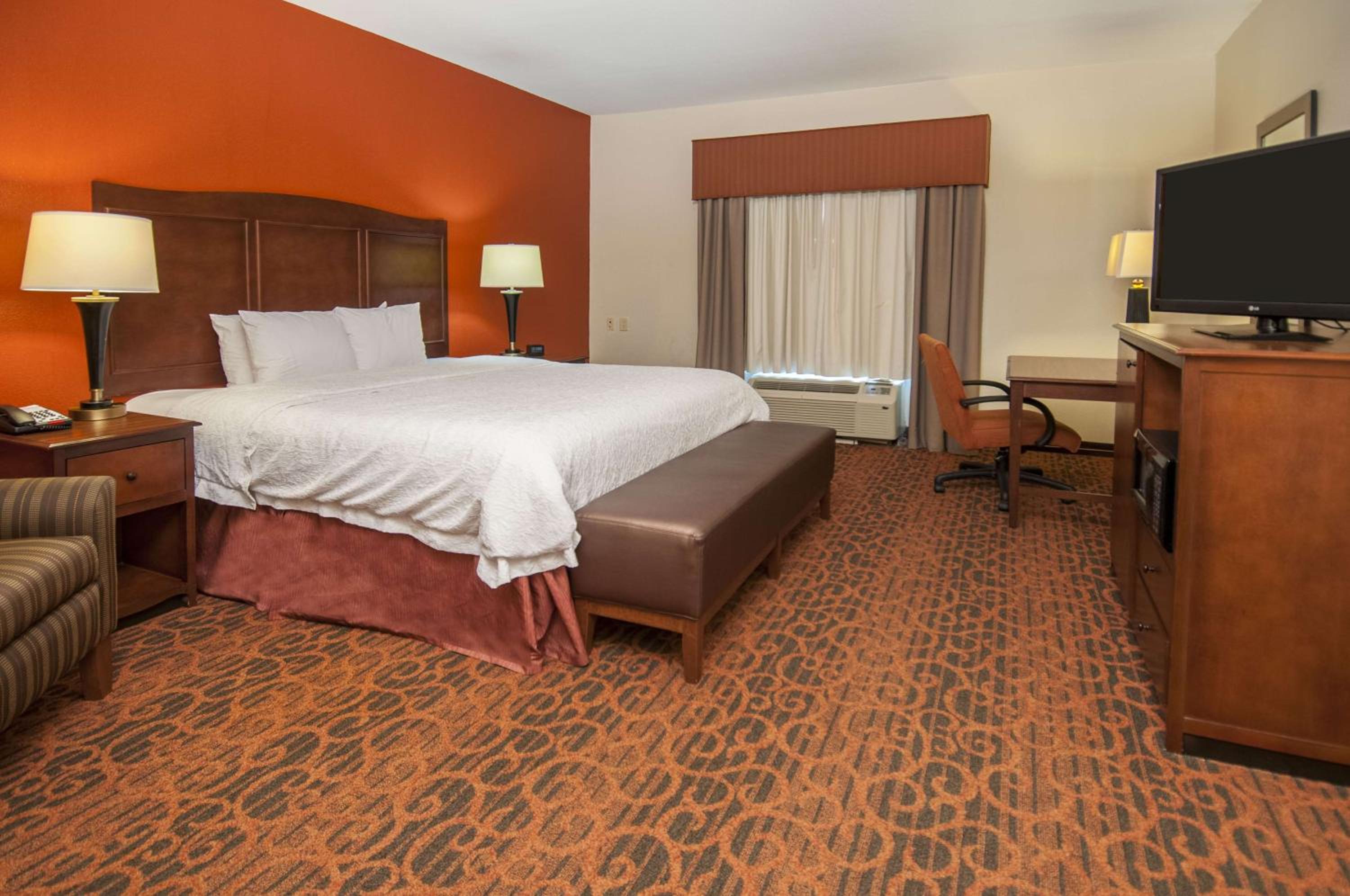 King Room with Accessible Tub - Mobility and Hearing Access/Non-Smoking - Photo 2
