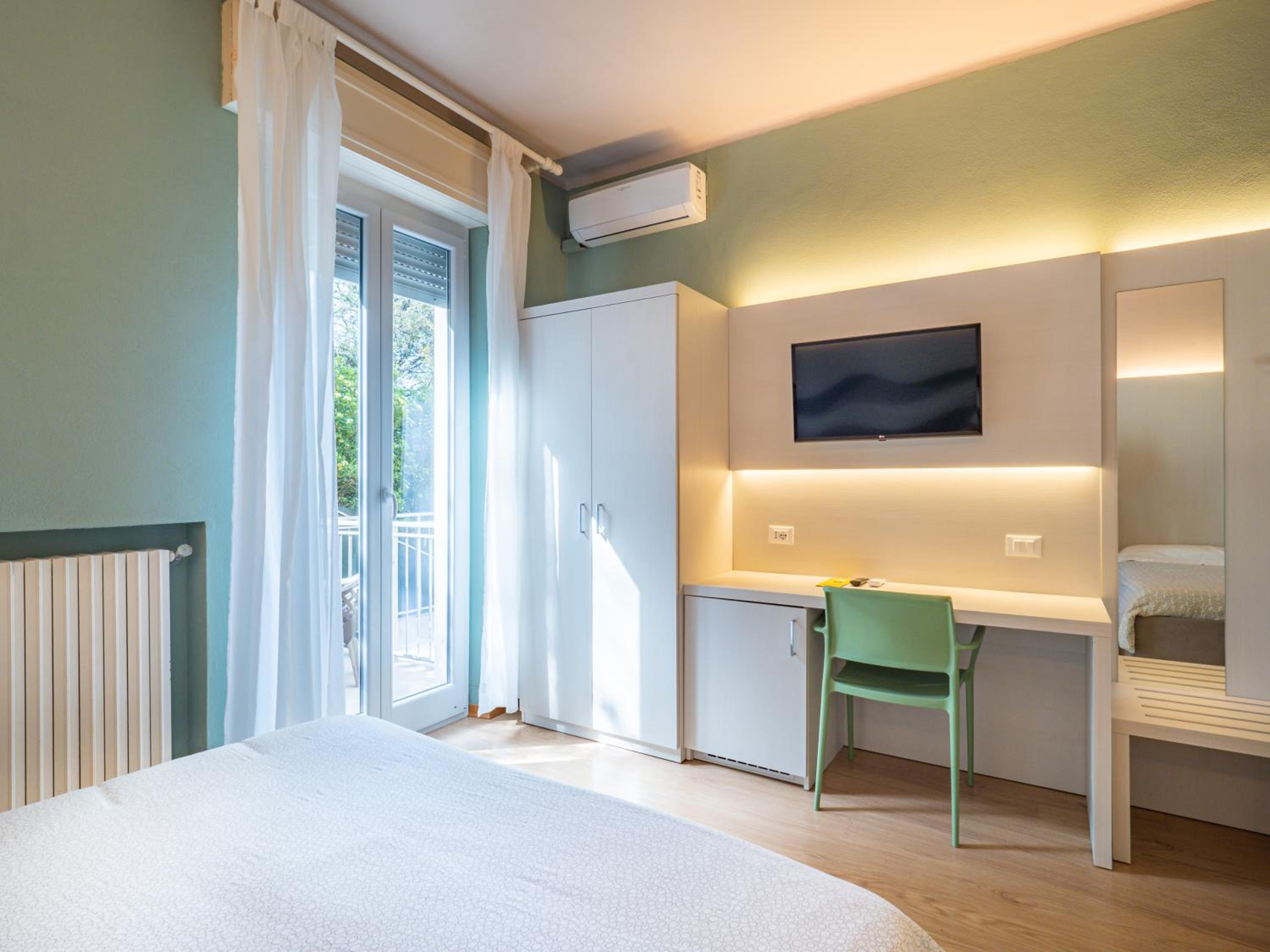 Triple Room with Balcony - Photo 7