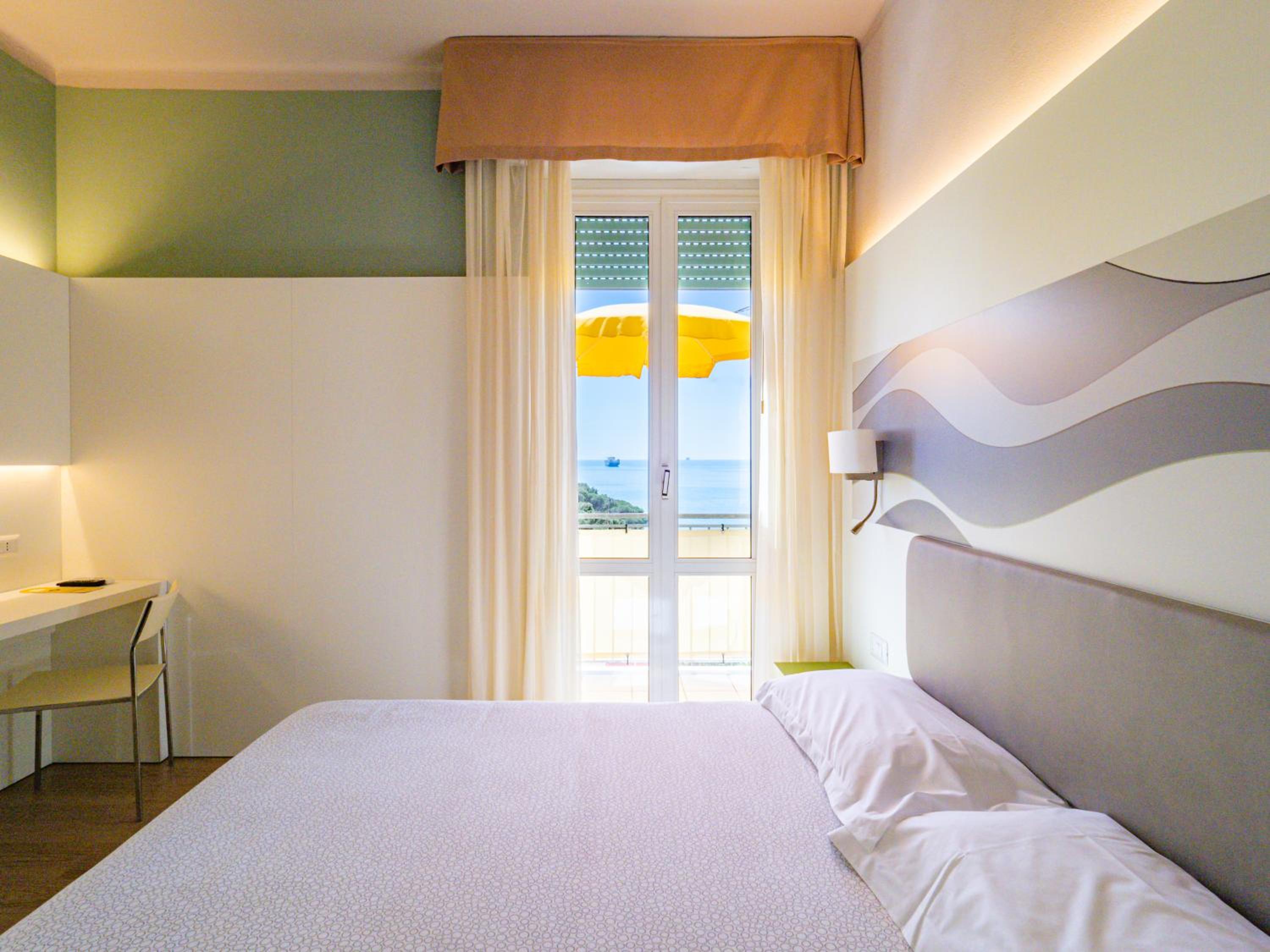 Quadruple Room with Sea View - Photo 10