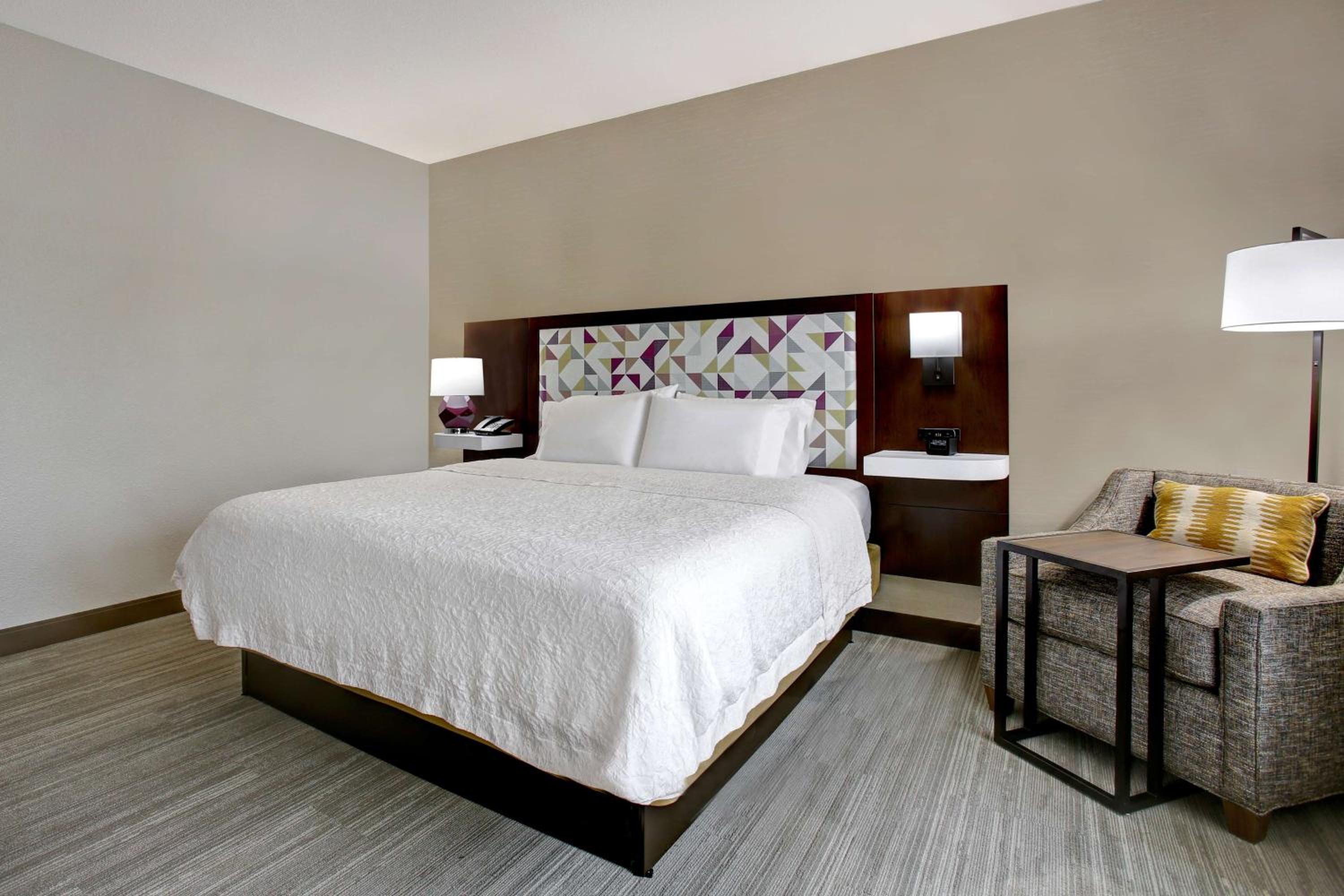 King Room with King Bed - Non-Smoking - Photo 1