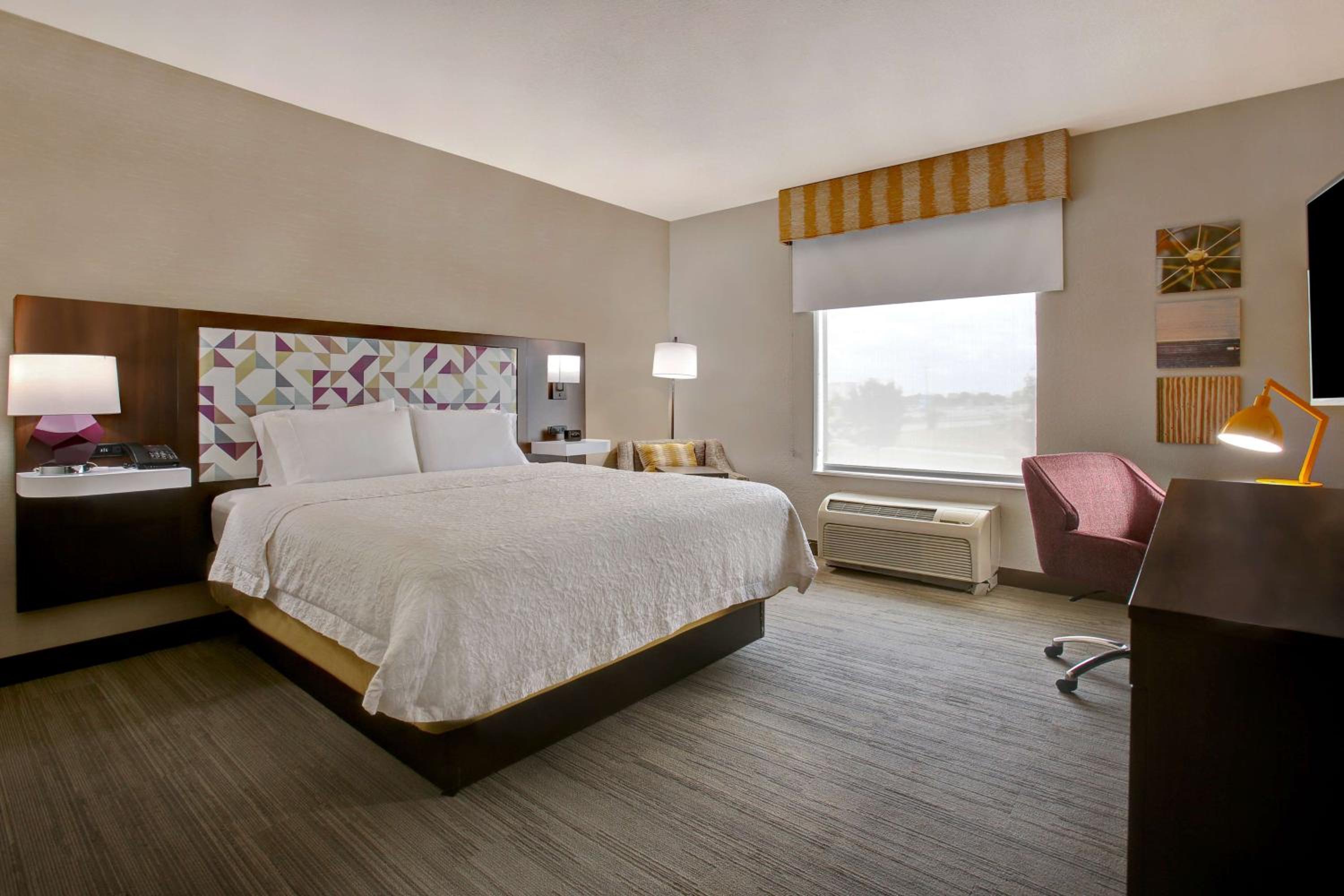 King Room with King Bed - Non-Smoking - Photo 3