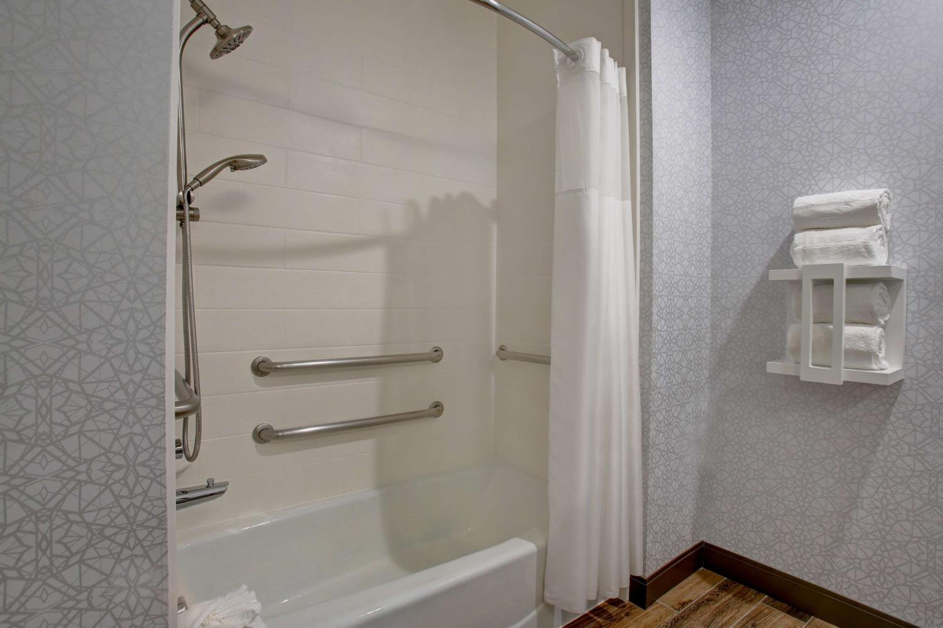 Queen Room with Two Queen Beds - Mobility and Hearing Access/Non-Smoking - Photo 3