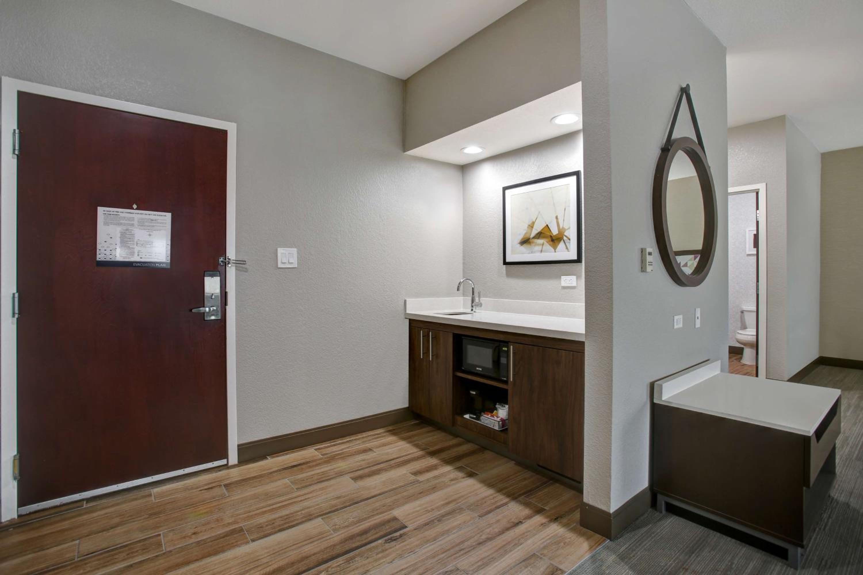 King Studio Suite with Sofa Bed - Non-Smoking - Photo 8