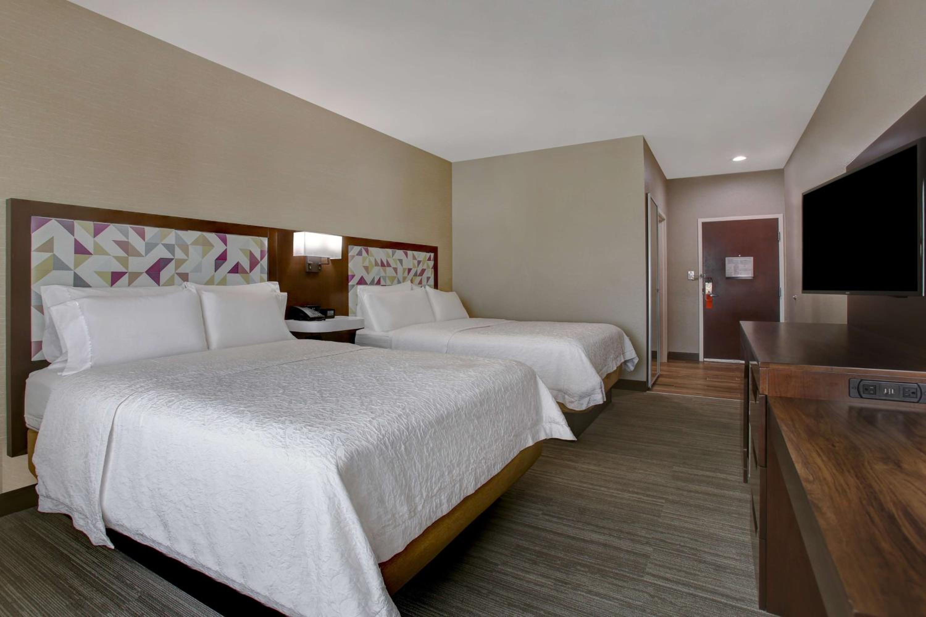 Room with Two Queen Beds - Non-Smoking - Photo 3