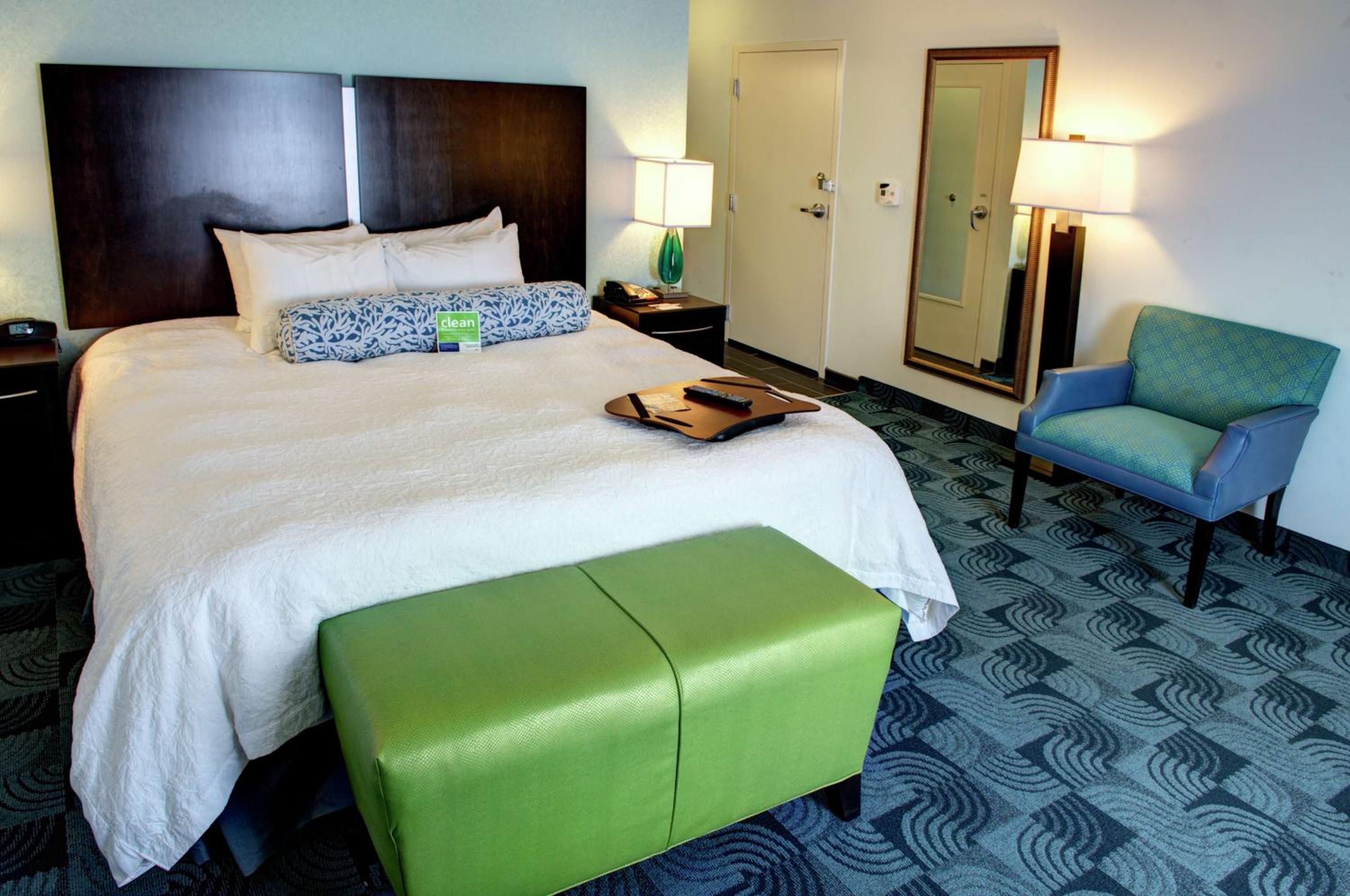 King Room with King Bed - Non-Smoking - Photo 6