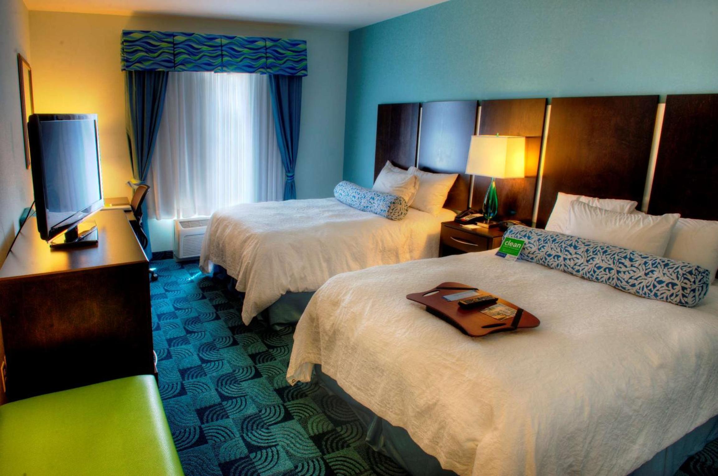 Room with Two Queen Beds - Non-Smoking - Photo 4