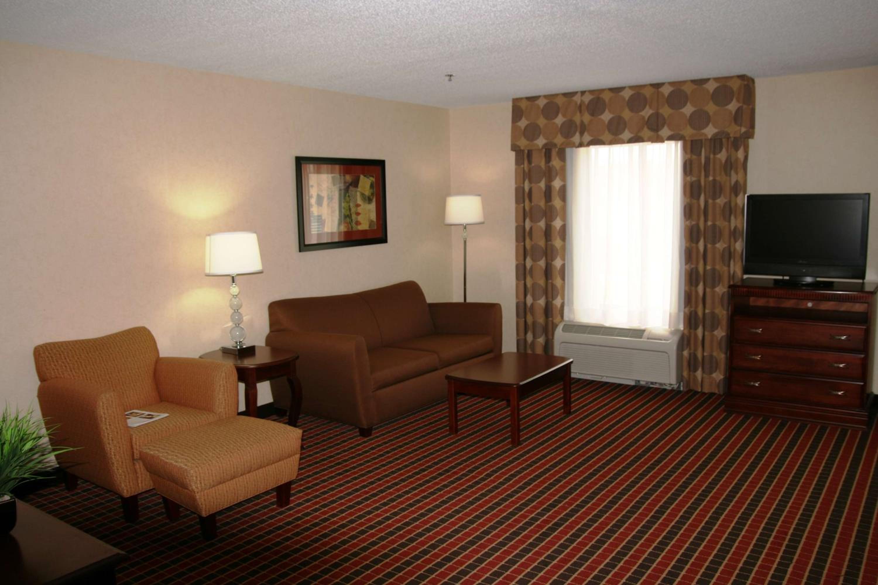 Queen Studio Suite with Two Queen Beds and Sofa Bed - Non-Smoking - Photo 2