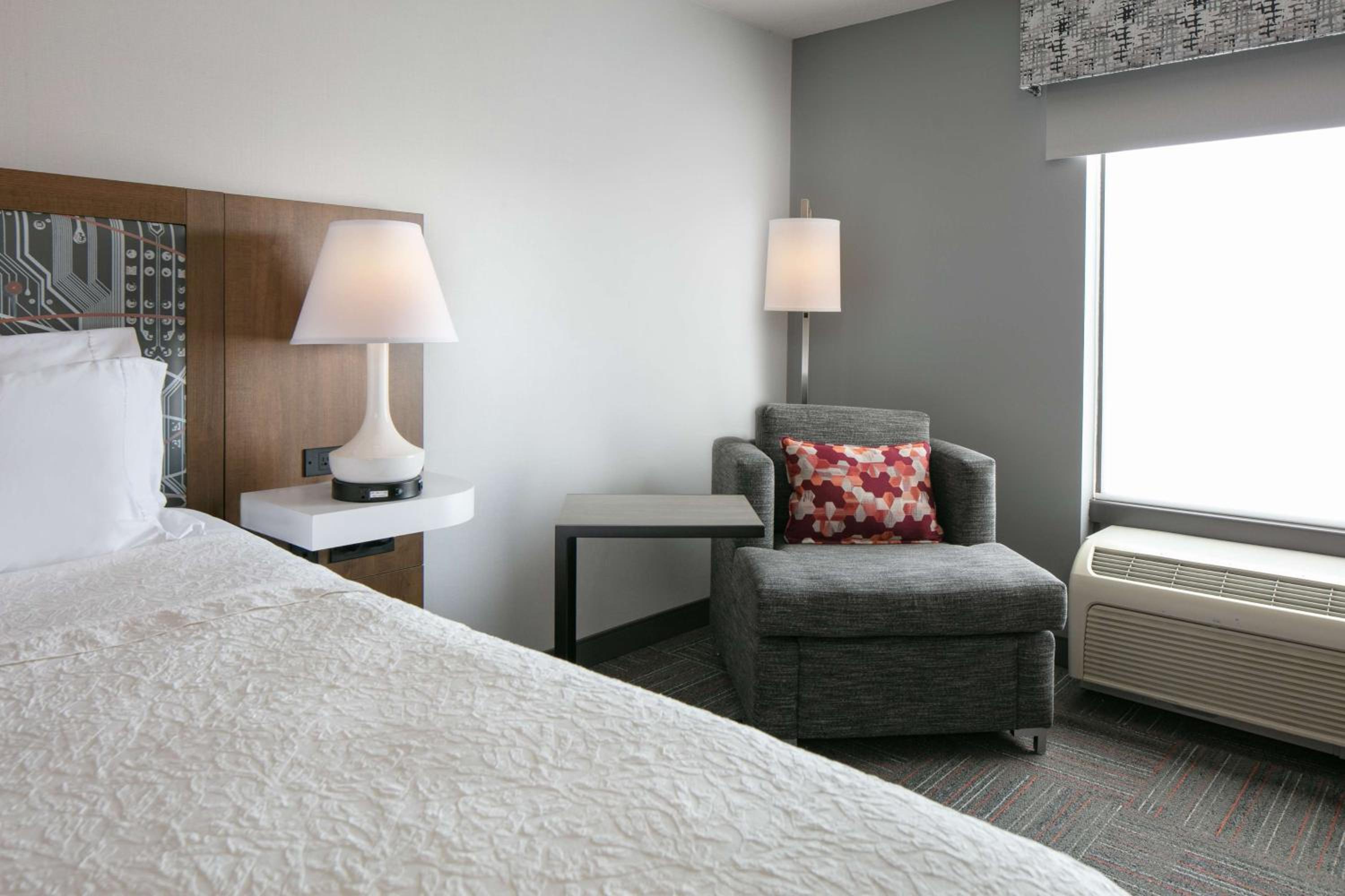 King Room - Non-Smoking - Photo 3