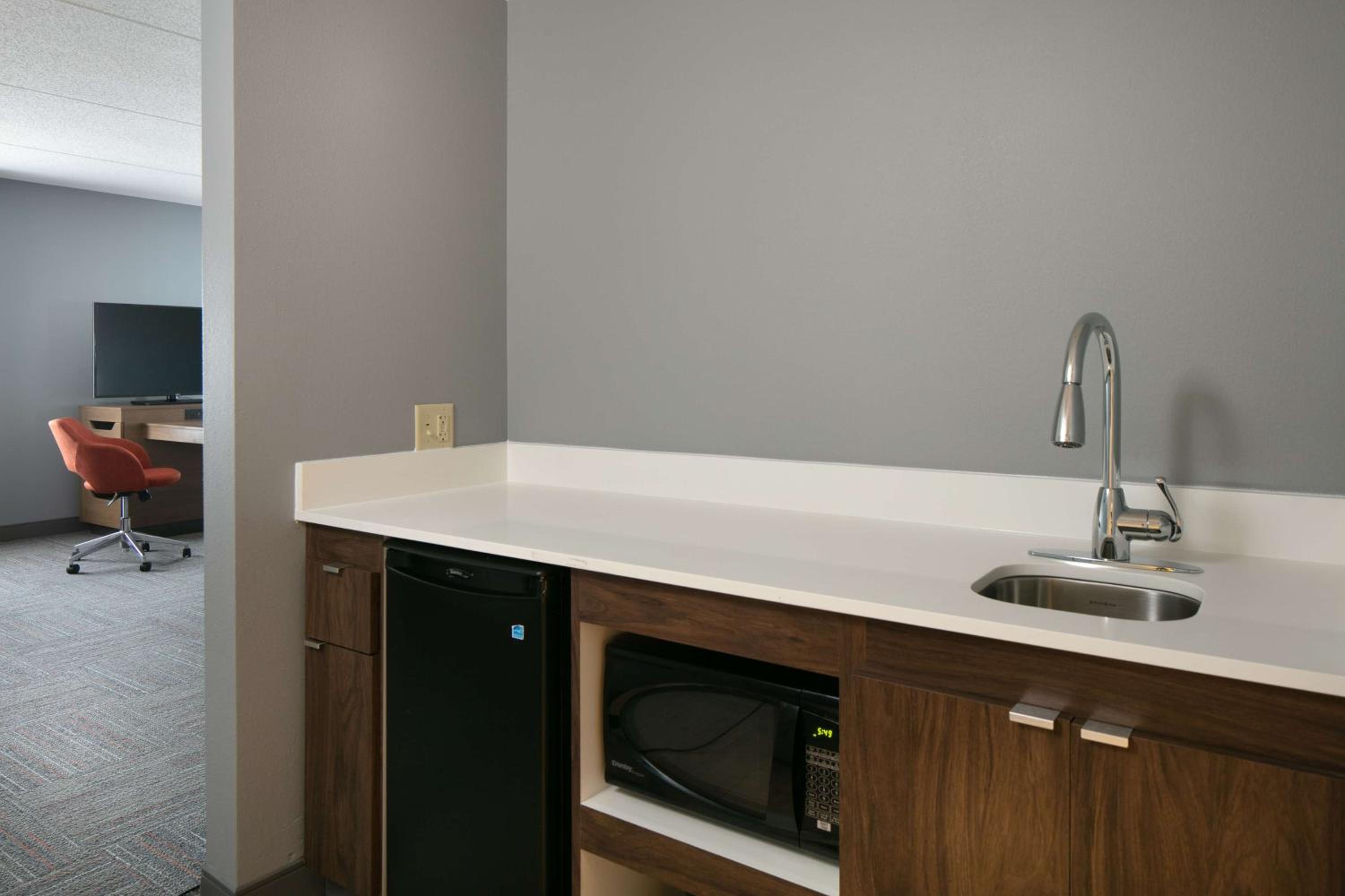 Queen Studio Suite with Two Queen Beds - Non-Smoking - Photo 4