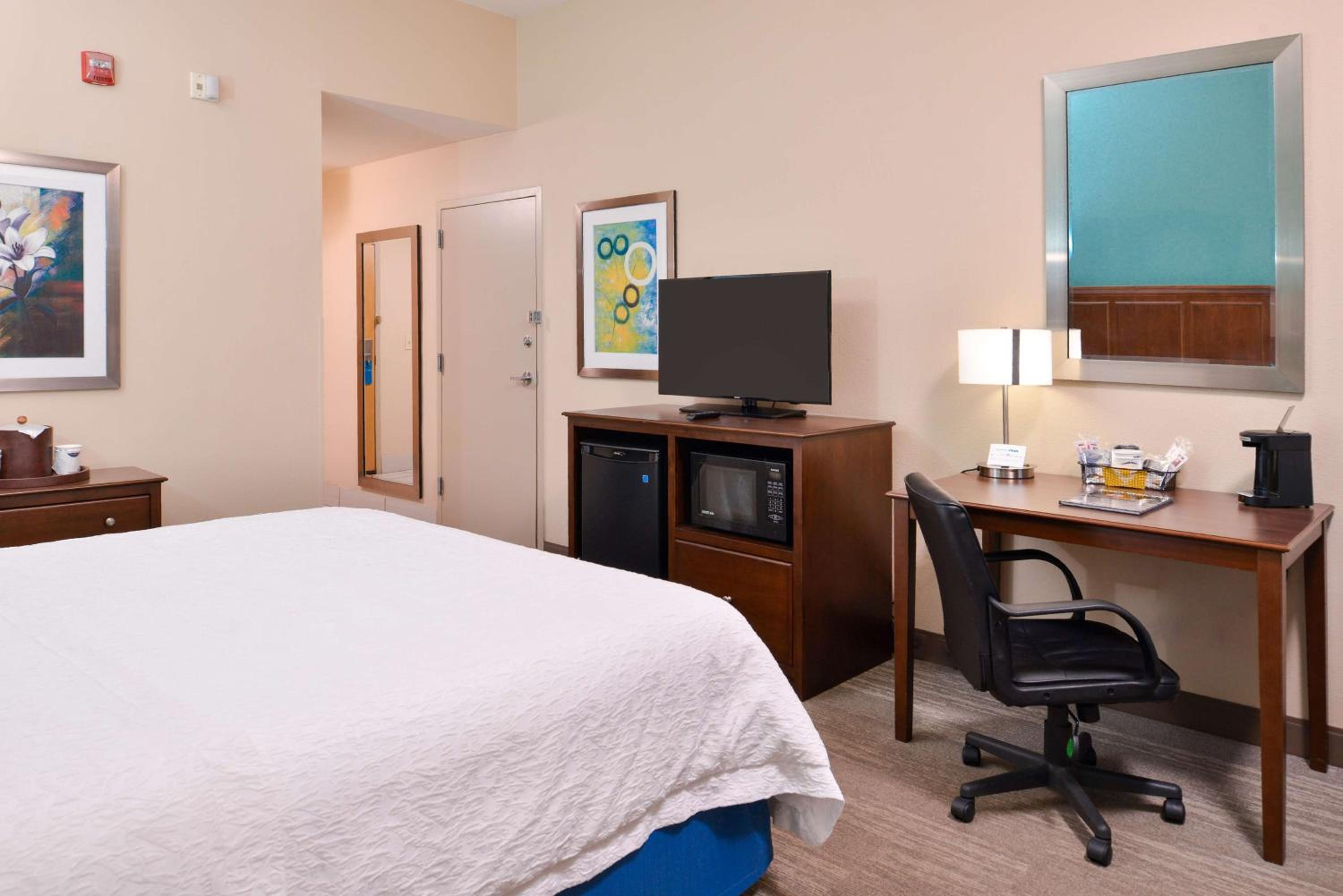 King Room With Accessible Tub - Mobility And Hearing Access/Non-Smoking