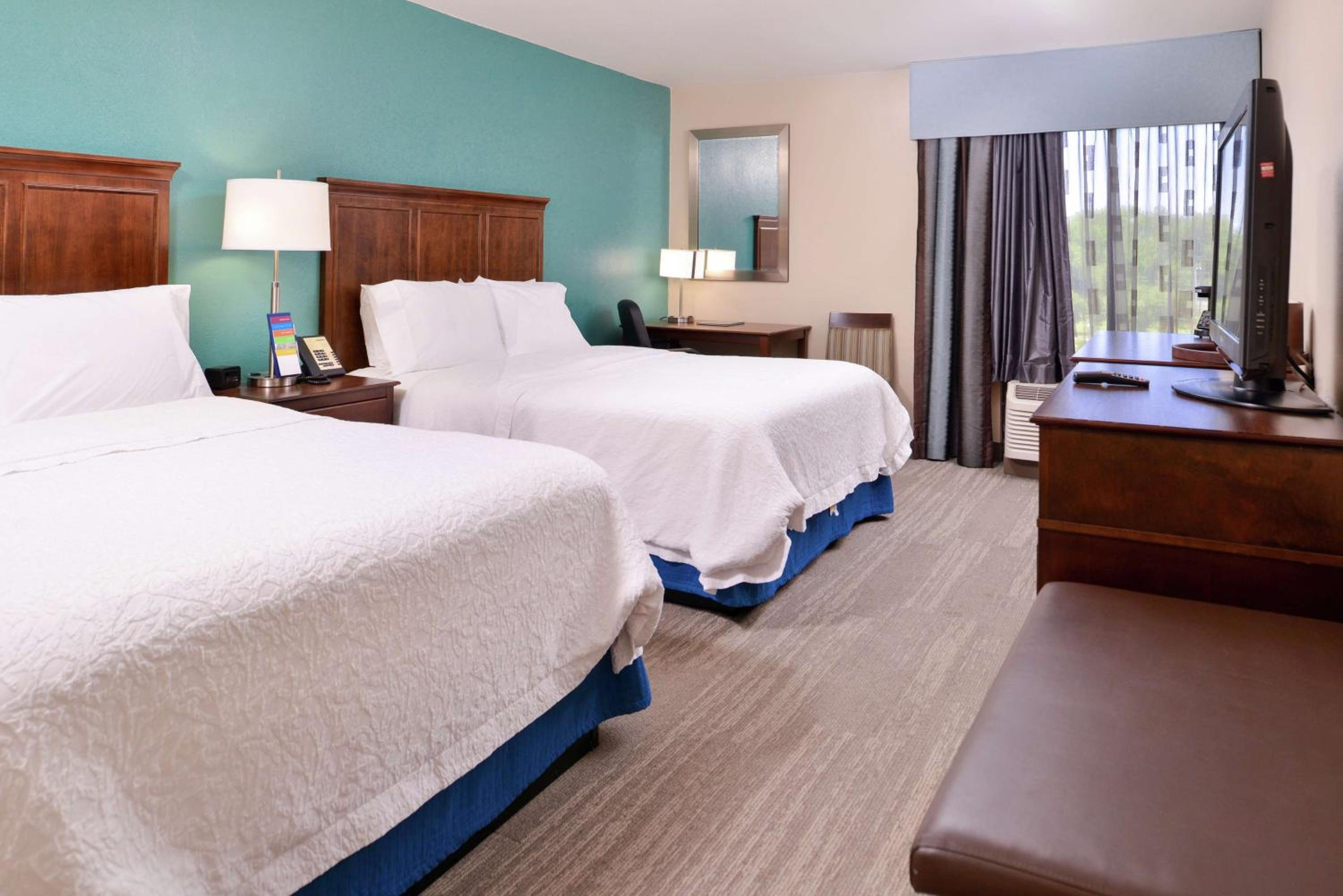 Queen Room With Two Queen Beds - Non-Smoking photo 2